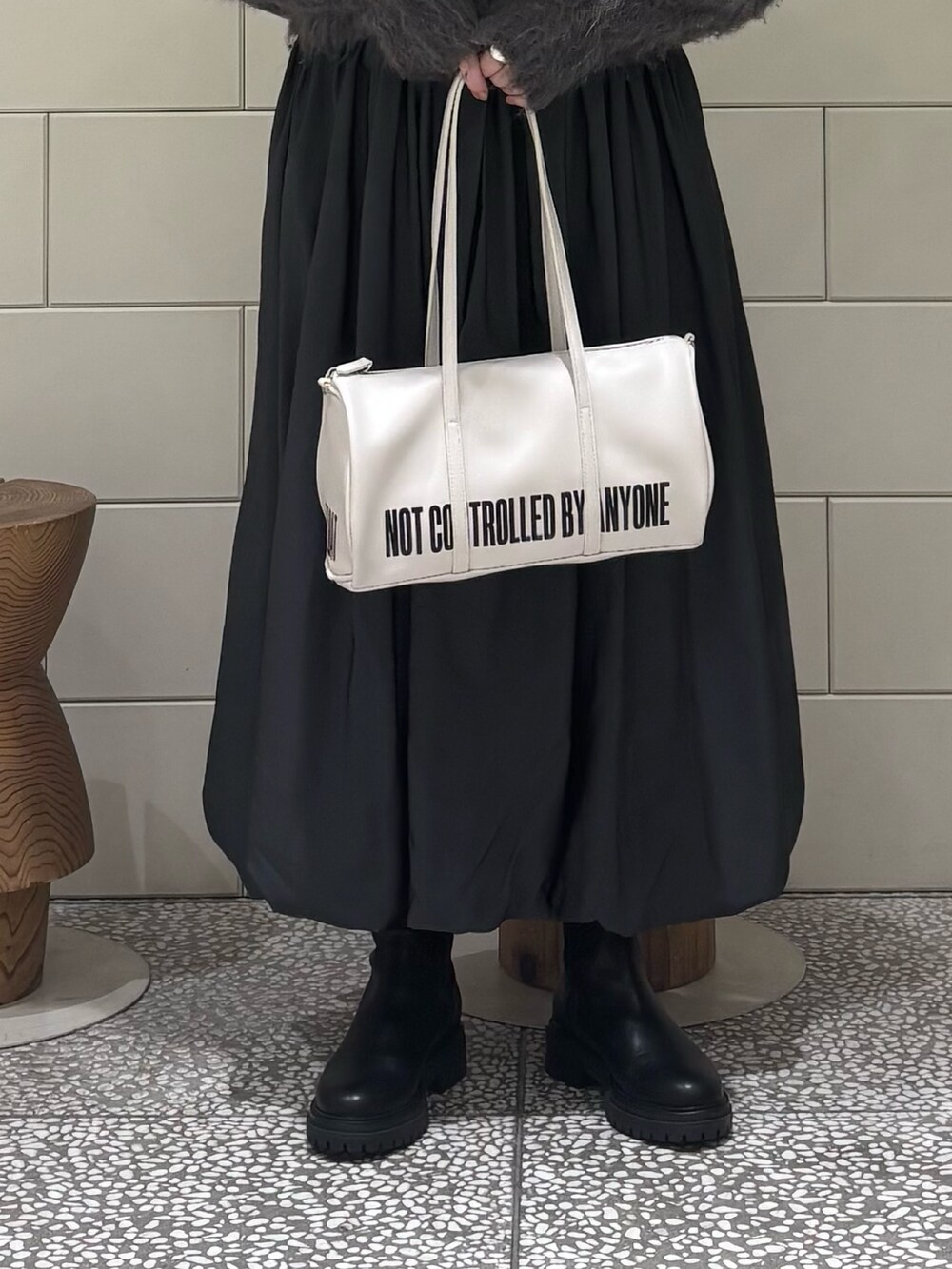 「冬服、大人かわいい、デイリーカジュアル、ワンピースコーデ、ニット/セーター、ワンピース、カーディガン、ブーツ」｜「LAATOのmosamosa short cardigan（カーディガン/ボレロ、ブラウン系）」を使った、MINAMIさん（レディース・158cm）の冬コーディネートの2枚目の写真