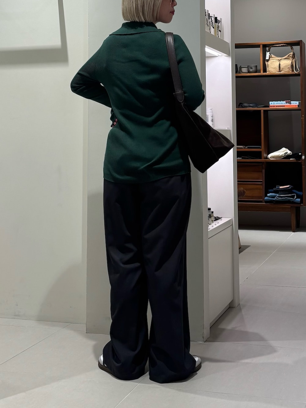 ホワイト系のスニーカー、グレー系のその他パンツ、ブラウン系のトートバッグを着用したレディースの秋コーディネートの3枚目の写真