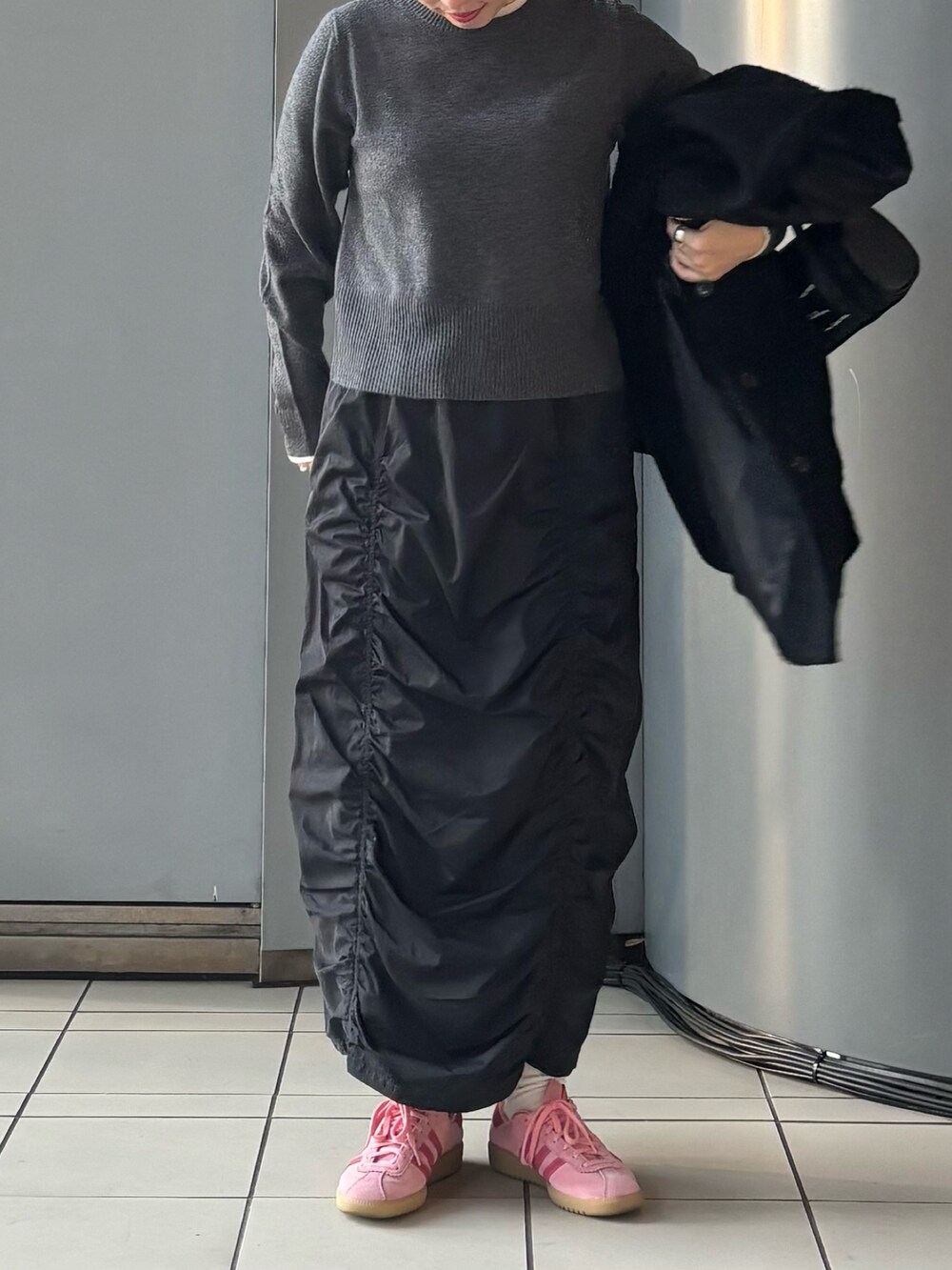 「冬アウター、シンプルスタイル、大人可愛い、お出かけコーデ、カジュアルスタイル、スカートスタイル、骨格ウェーブ、デートコーデ」｜「URBAN RESEARCHのループヤーンウールコクーンコート（その他アウター、ブラック系）」を使った、MINAMIさん（レディース・158cm）の冬コーディネートの2枚目の写真