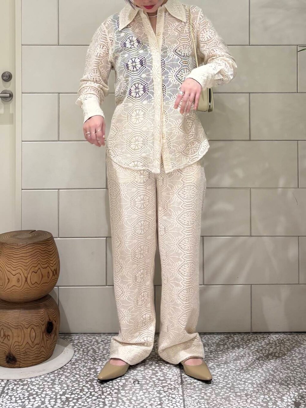 「シャツ、大人カジュアル、セットアップ、URBANRESEARCH、レース、newarrival、休日スタイル、骨格ウェーブ、ウェーブ×ブルベ夏、私のイチ推しブランド、過ごしやすい、ブラウスが主役の春コーデ」｜「ITTIの『別注』ITTI×URBAN RESEARCH　MICHELLE ERRAND POUCH（ショルダーバッグ、ホワイト系）」を使った、MINAMIさん（レディース・158cm）の春コーディネートの3枚目の写真