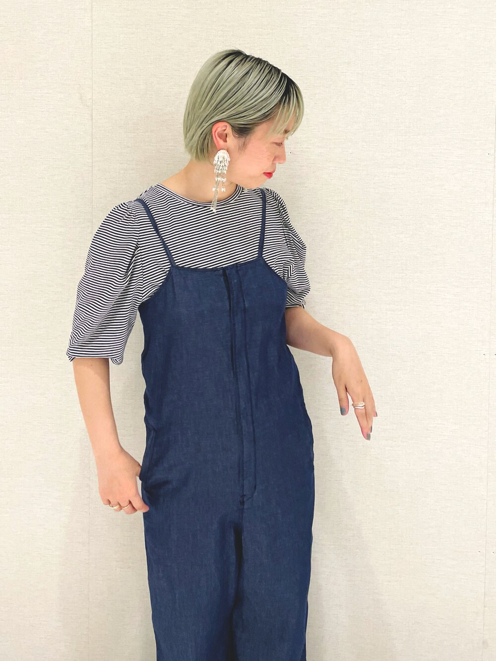 ブラック系のTシャツ/カットソー、ブルー系のオールインワン・サロペット、ホワイト系のサンダルを着用したレディースの夏コーディネートの2枚目の写真