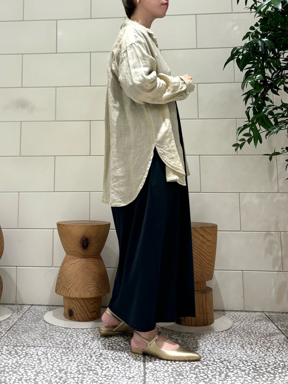 「夏コーデ、アツいコーデ全部見せ、休日スタイル、ワンピース、リラックススタイル」｜「URBAN RESEARCHのサテンシャツ（シャツ/ブラウス、ベージュ系）」を使った、MINAMIさん（レディース・158cm）の夏コーディネートの2枚目の写真