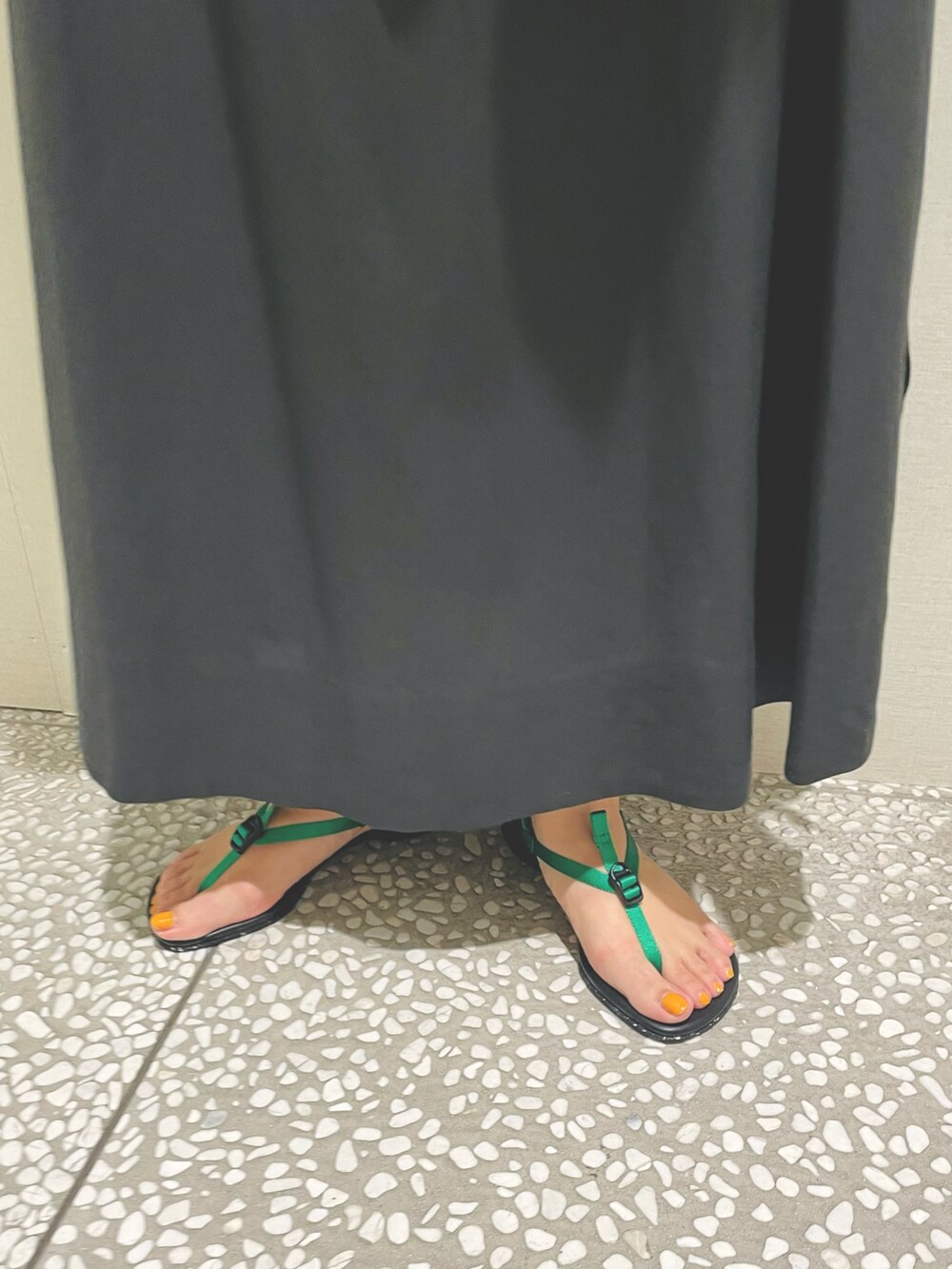 グレー系のワンピース、グリーン系のサンダル、シルバー系のピアス（両耳用）を着用したレディースの夏コーディネートの5枚目の写真