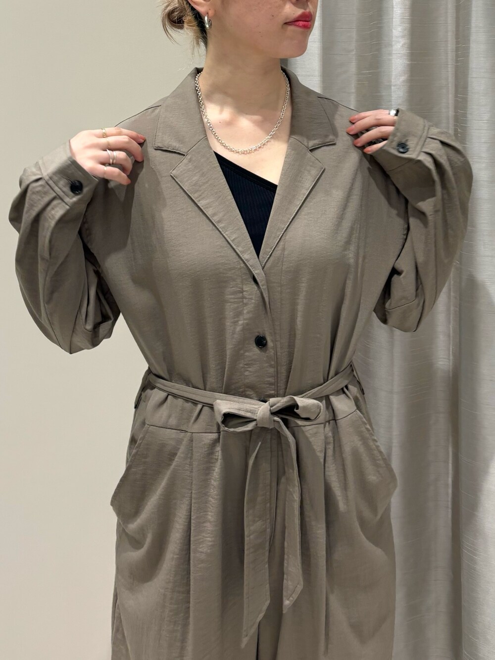 「春のおしゃ見えテクニック、春服みてみて、お出かけコーデ、シンプルコーデ、大人カジュアル、オールインワン、カジュアルコーデ、楽チンコーデ」｜「HAKUJIのHAKUJI Twist cotton bra OS cami（キャミソール、ブラック系）」を使った、MINAMIさん（レディース・158cm）の春コーディネートの3枚目の写真