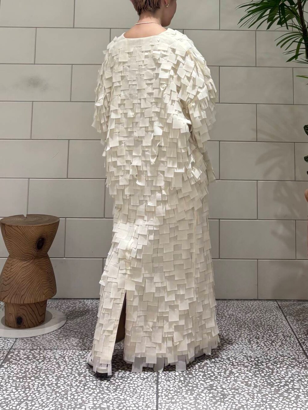 ホワイト系のパンプス、ホワイト系のテーラードジャケット、ベージュ系のスカートを着用したレディースの冬コーディネートの3枚目の写真