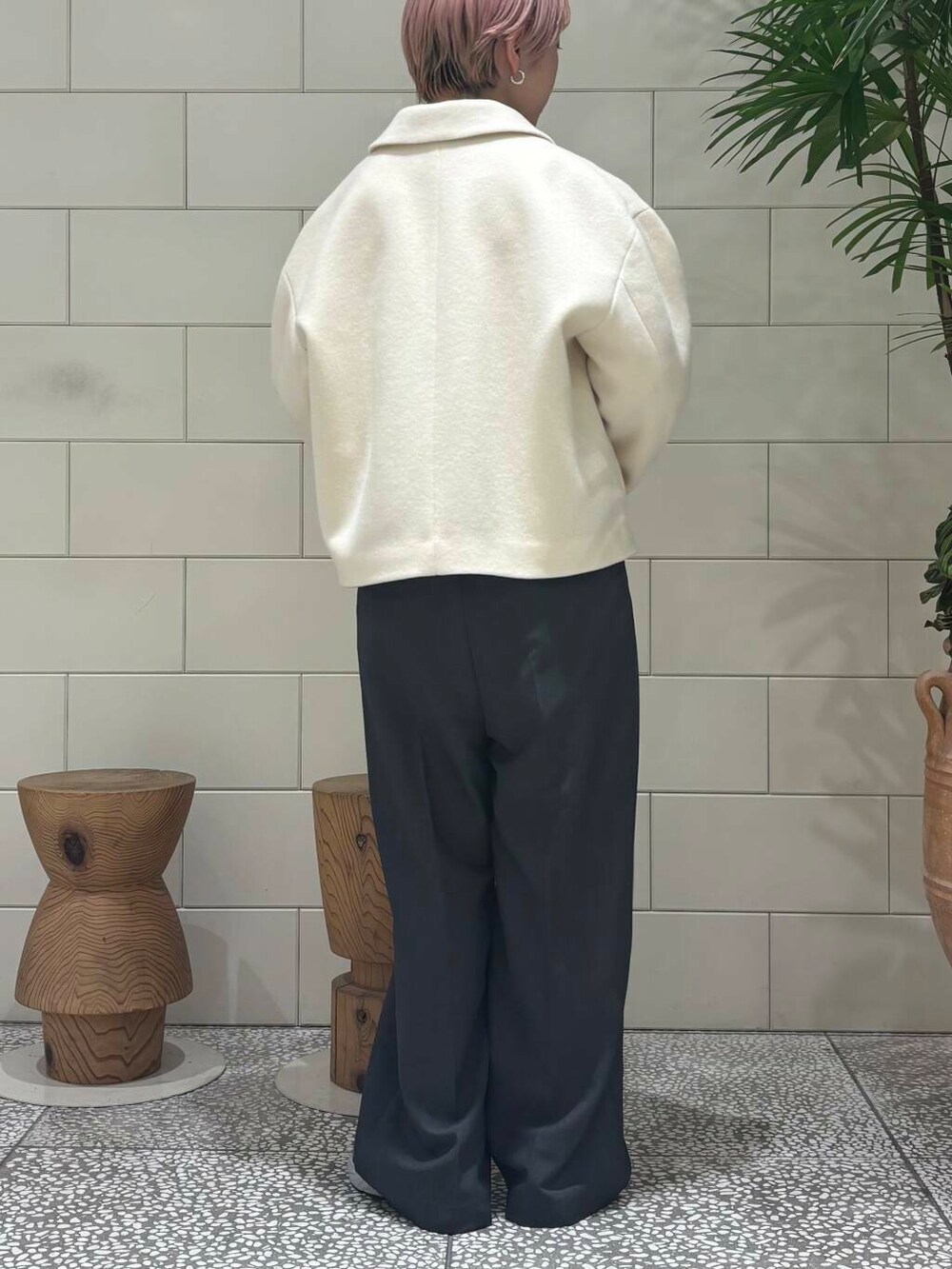 ホワイト系のボストンバッグ、ホワイト系のその他アウター、グレー系のサロペット/オーバーオールを着用したレディースの冬コーディネートの4枚目の写真