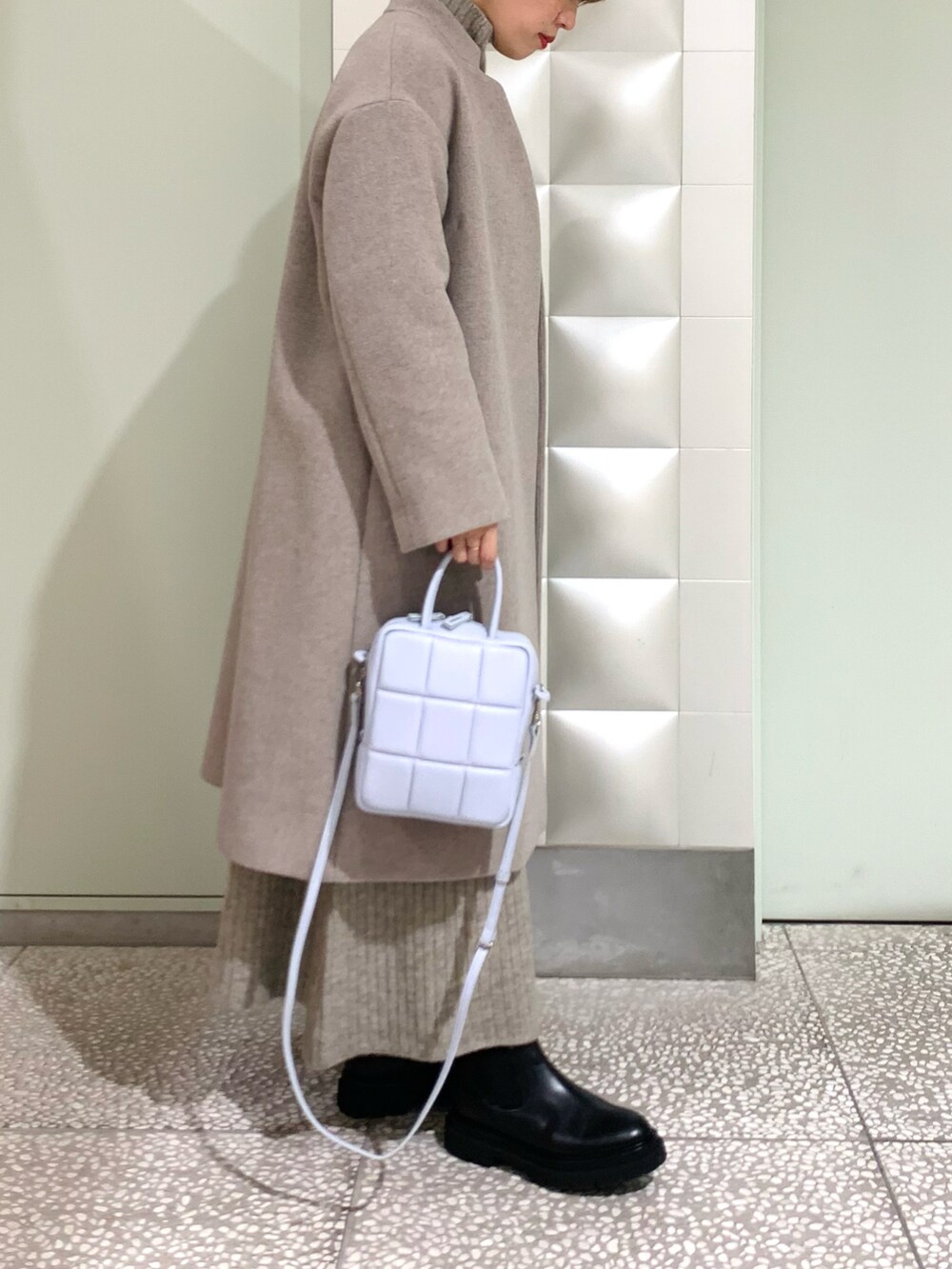 「クリスマスに着たい服、今日のコーデ、大人カジュアル、ニットワンピース、ロングコート、アウター、ロングワンピース、サイドゴアブーツ、ブーツ、ミニバッグ、タートルネック」｜「URBAN RESEARCHのプチスタンドコート（その他アウター、グレー系）」を使った、MINAMIさん（レディース・158cm）の冬コーディネートの2枚目の写真