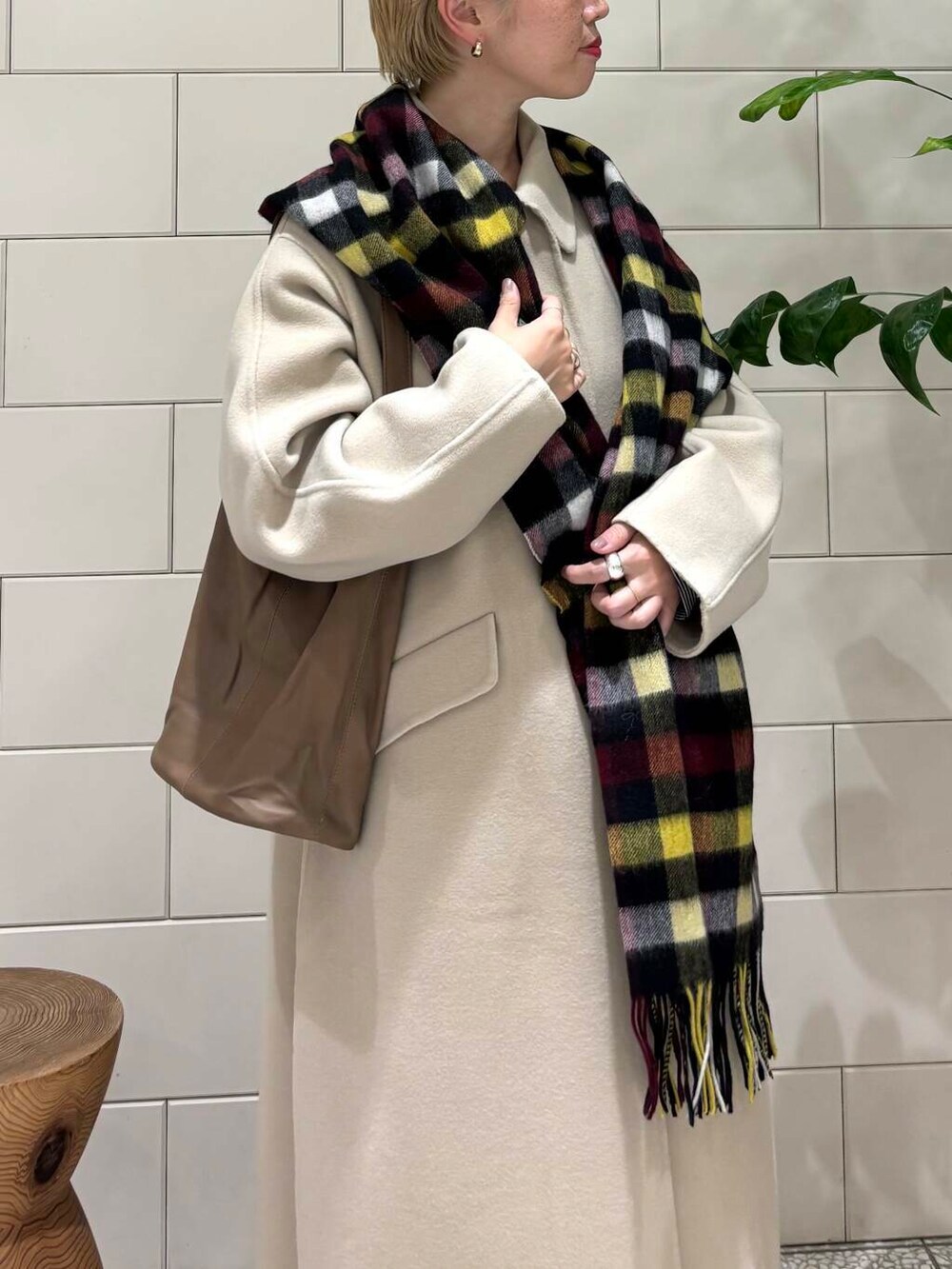 「デートコーデ、URBANRESEARCH、newarrival、冬アウター、ブルベ夏、骨格ウェーブ、秋カラーコーデ、秋のお出かけコーデ、ウェーブ×ブルベ夏、ウェーブ×着やせ、私の推し新作アイテム、ブルベ夏×秋カラーコーデ」|「URBAN RESEARCHのsuper120 リバーステンカラーコート(ステンカラーコート、ベージュ系)」を使った、MINAMIさん(レディース・158cm)の秋コーディネートの3枚目の写真