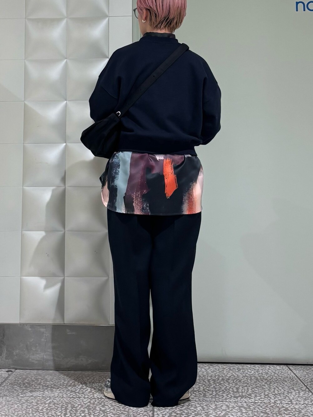 ブルー系のその他パンツ、ピンク系のシャツ/ブラウス、ブルー系のスウェットを着用したレディースの冬コーディネートの3枚目の写真