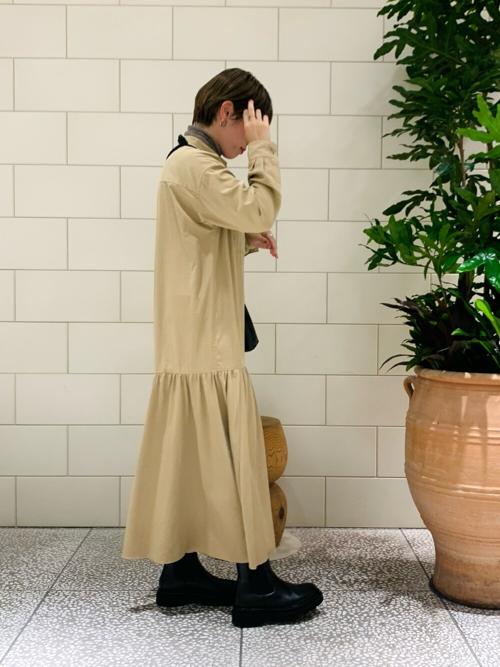 「ワンピース、ブーツ、大人カジュアル、休日スタイル、サイドゴアブーツ、ロングワンピース、ミニバッグ、ティアード、秋冬コーデ」｜「URBAN RESEARCHのシャツティアードワンピース（ワンピース、ベージュ系）」を使った、MINAMIさん（レディース・158cm）の秋コーディネートの2枚目の写真