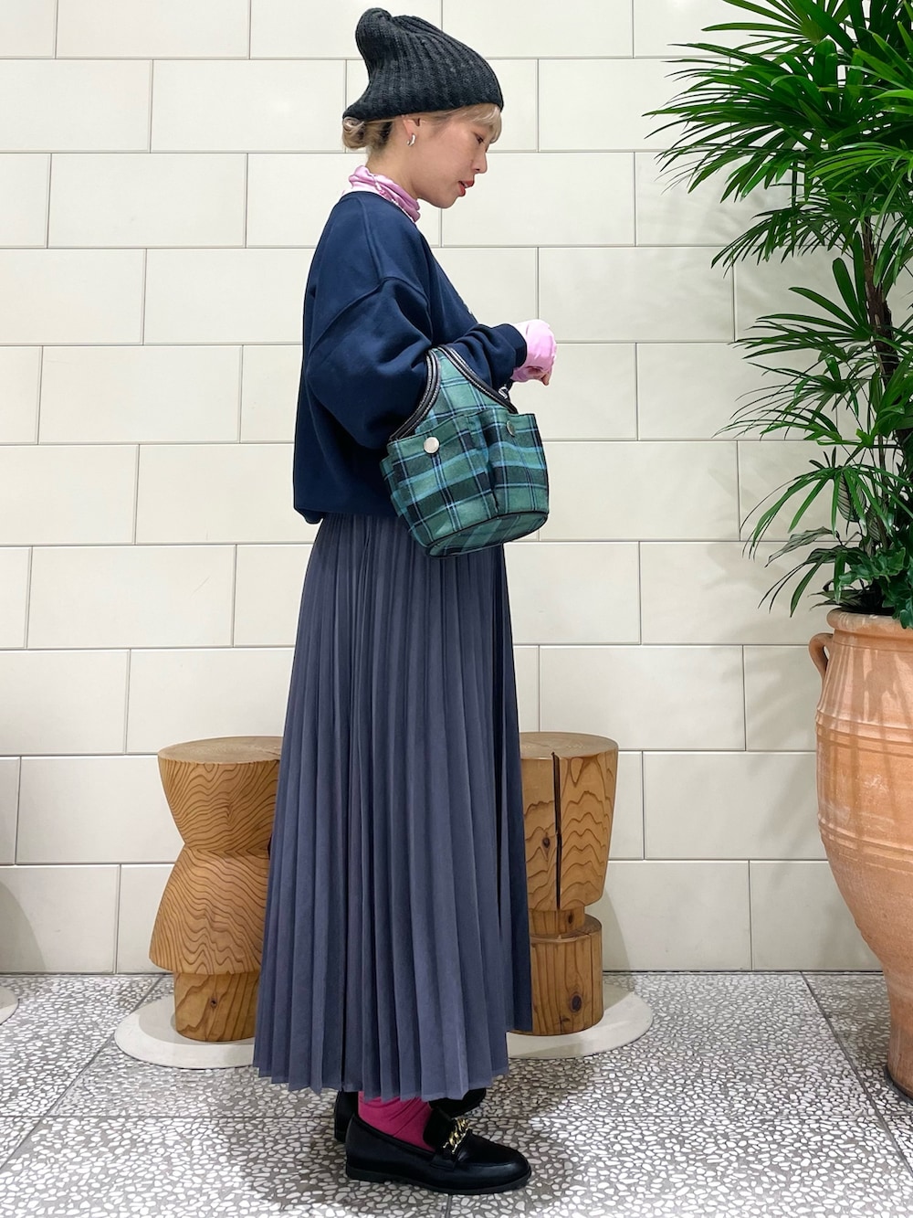 ピンク系のTシャツ/カットソー、ブラック系のローファー、グレー系のスカートを着用したレディースの冬コーディネートの2枚目の写真