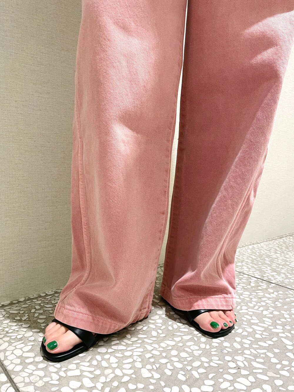 「ごきげんウィーク、休日コーデ、カジュアル、夏コーデ、カラーパンツ、デニム、ピンク、ピンクコーデ、サンダル、ロゴスウェット、ビタミンカラー」｜「MARROWの『別注』『Gina 2022Spring掲載』MARROW×URBAN RESEARCH　BENT POUCH（ショルダーバッグ、レッド系）」を使った、MINAMIさん（レディース・158cm）の春コーディネートの4枚目の写真