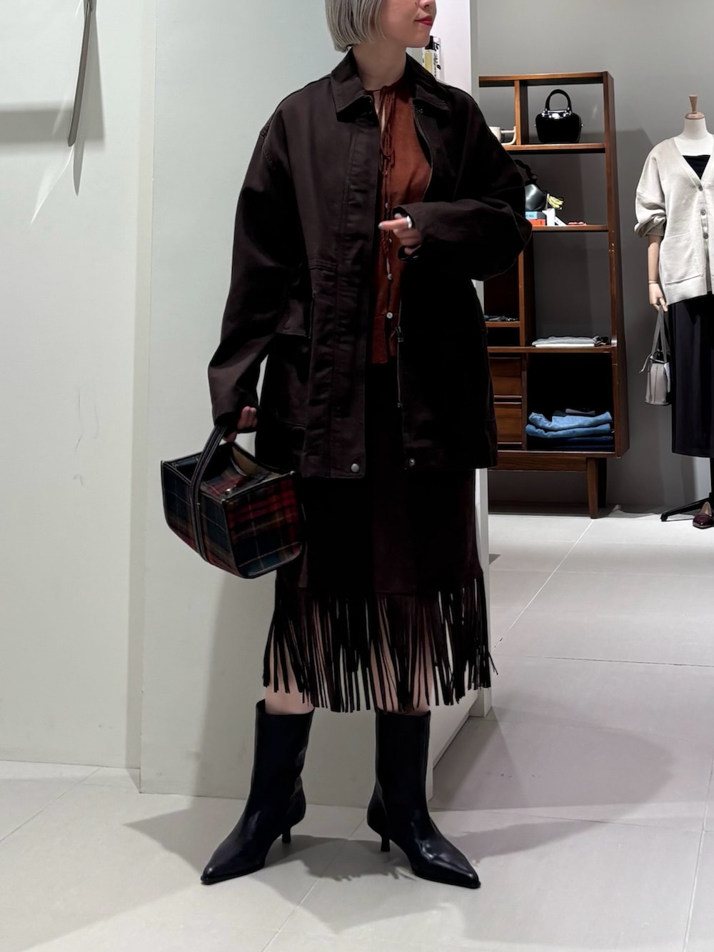 「秋服準備はじめました、シンプルコーデ、お出かけコーデ、秋コーデ、最旬ブラウンコーデ、大人女子、初秋コーデ、ブラウンコーデ、着回しコーデ」｜「URBAN RESEARCHのヘアリーショートカーディガン（カーディガン/ボレロ、ブラウン系）」を使った、MINAMIさん（レディース・158cm）の秋コーディネートの3枚目の写真