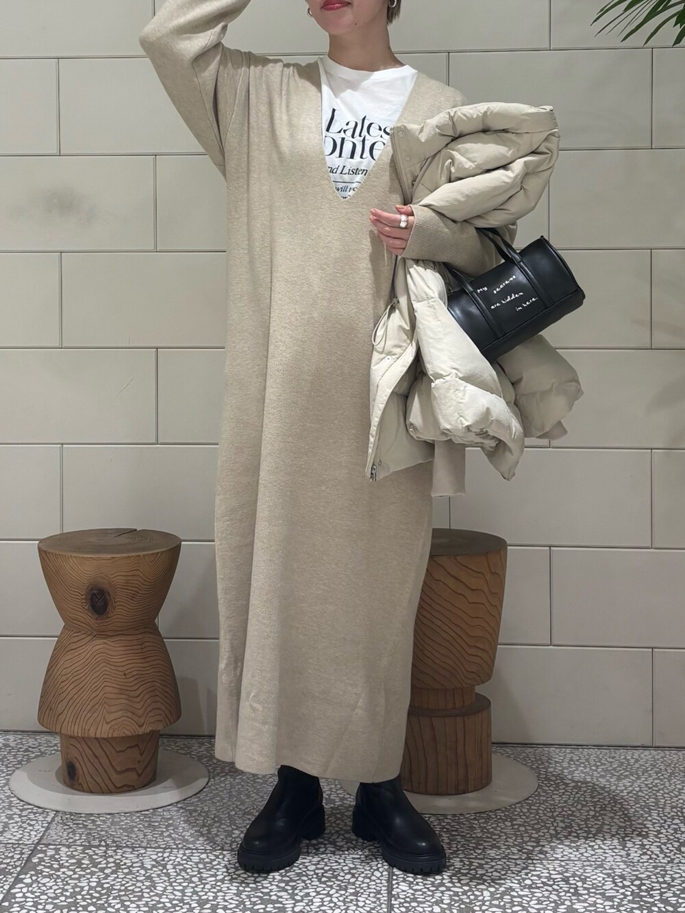 「カジュアルスタイル、秋冬コーデ、大人可愛い、シンプル、今日のコーデ、大人コーデ、冬服、ワントーンコーデ、ダウンジャケット、ブーツ」｜「URBAN RESEARCHのドロストダウンジャケット（ダウンジャケット/コート、ホワイト系）」を使った、MINAMIさん（レディース・158cm）の冬コーディネートの2枚目の写真
