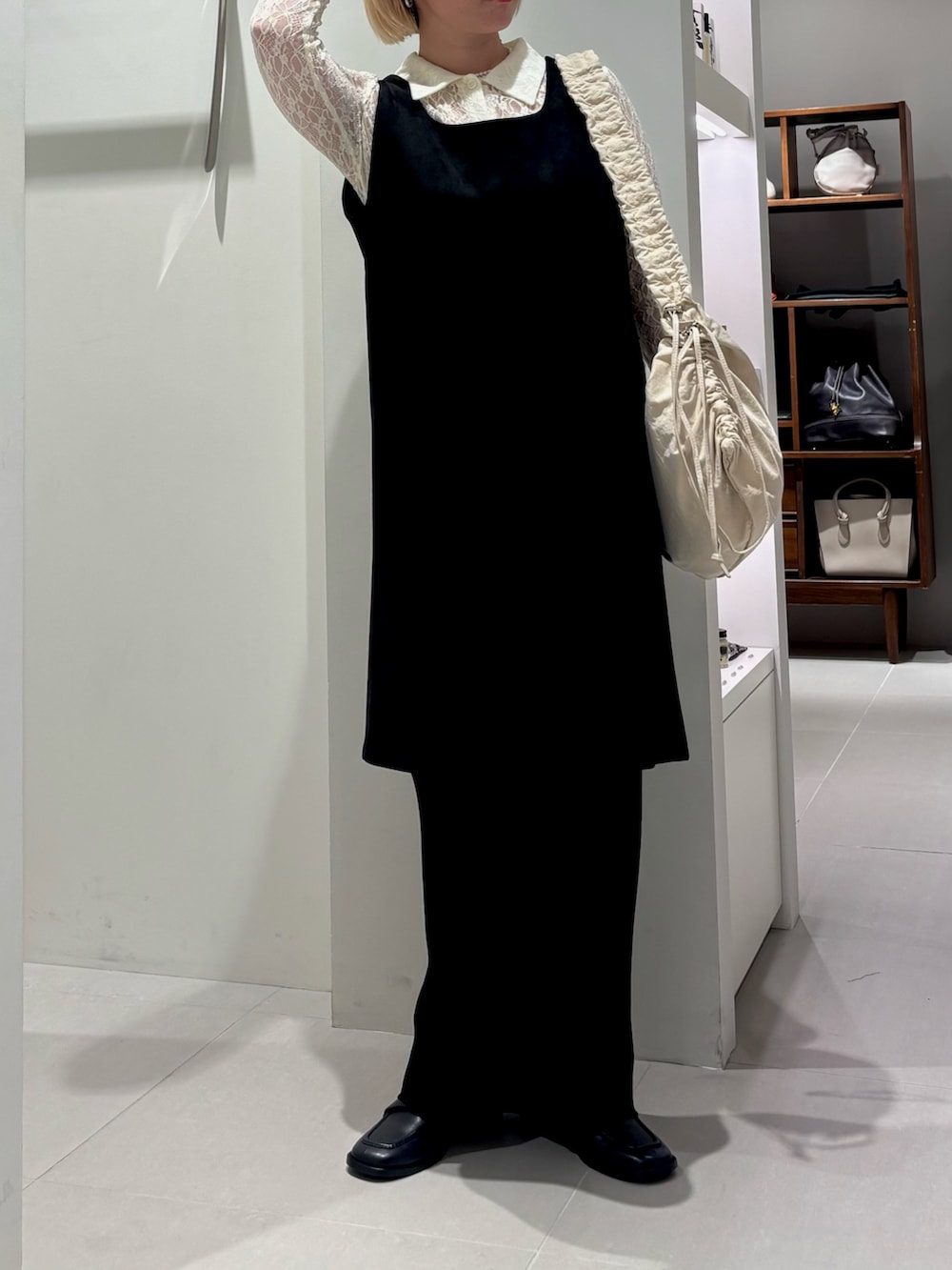 「ショルダーバッグ、秋服準備はじめました、シアートップス、ワンピース、シンプルコーデ、お出かけコーデ、レイヤードスタイル、初秋のパンツスタイル、オトナカジュアル、大人かわいい、st2508」｜「URBAN RESEARCHのMIMAI　CALF LEATHER LOAFER（ローファー、ブラック系）」を使った、MINAMIさん（レディース・158cm）の夏コーディネートの4枚目の写真