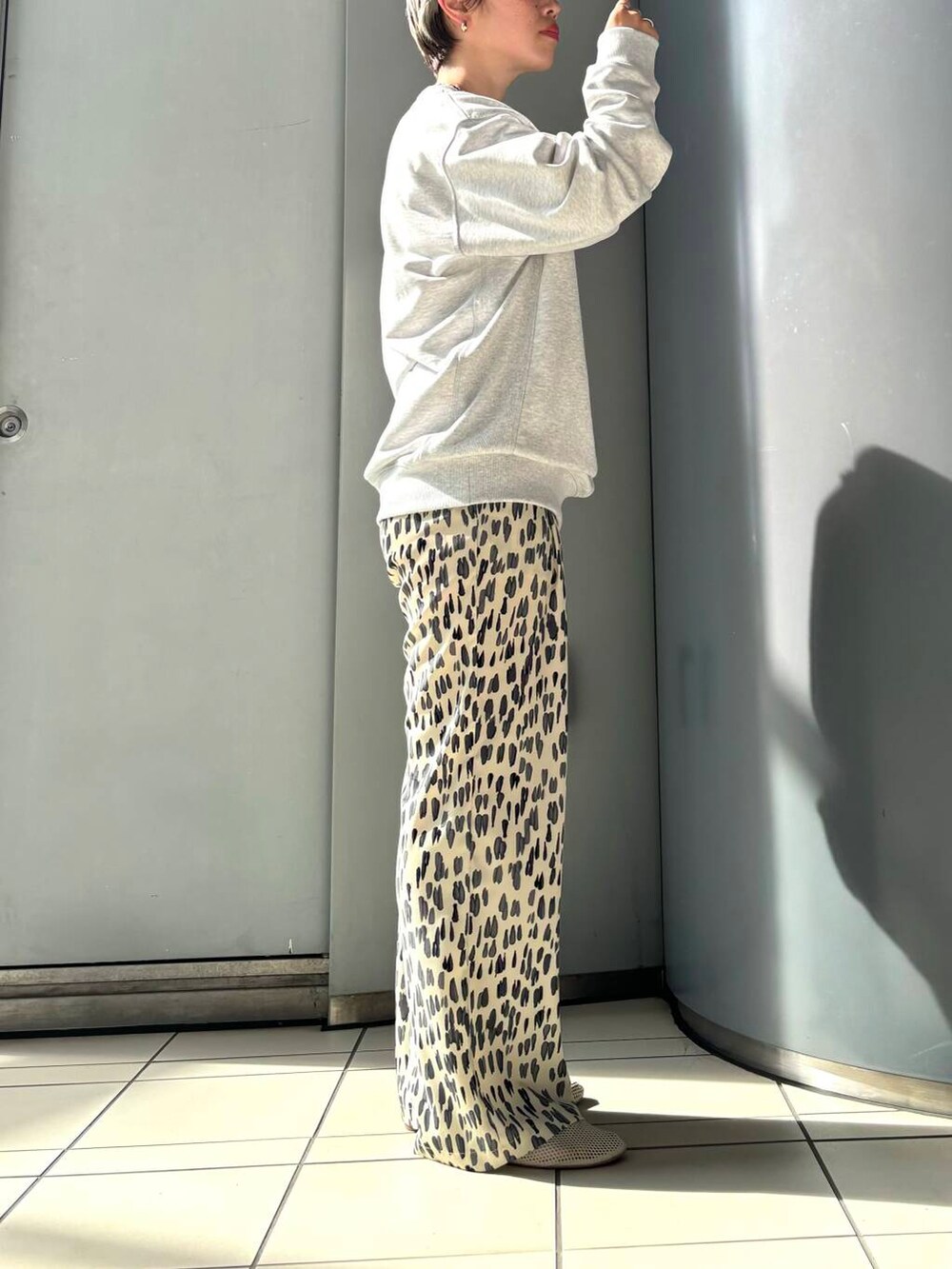 「カジュアルコーデ、URBANRESEARCH、ブルベ夏、骨格ウェーブ、ウェーブ×ブルベ夏、盛夏から晩夏へスイッチコーデ、ウェーブ×カジュアル、ウェーブ×着やせ、私の推し新作アイテム」｜「URBAN RESEARCHのメッシュフラットシューズ（その他シューズ、ホワイト系）」を使った、MINAMIさん（レディース・158cm）の夏コーディネートの2枚目の写真