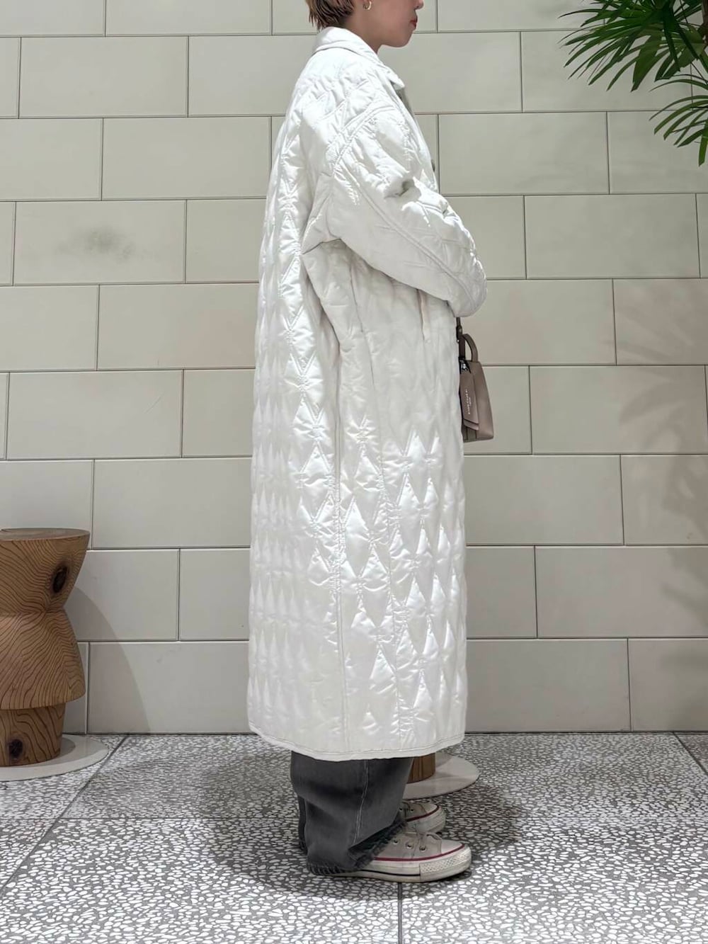 ホワイト系のその他アウター、グリーン系のデニムパンツ、ピンク系のニット/セーターを着用したレディースの冬コーディネートの3枚目の写真