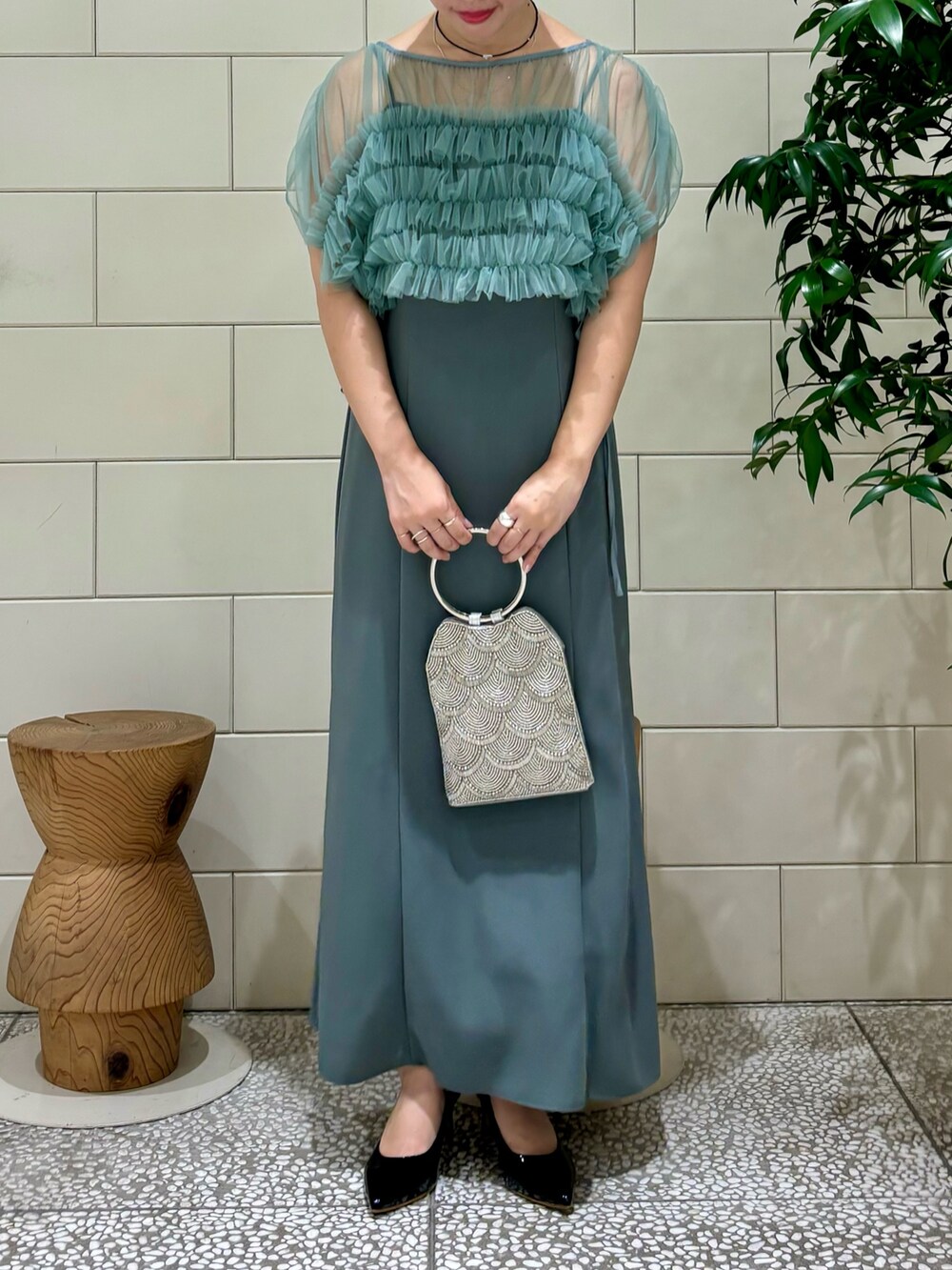 「キャミワンピ、シアートップス、ドレス、結婚式、お呼ばれスタイル」|「URBAN RESEARCH ROSSO WOMENのリングハンドルビジューバッグ(ハンドバッグ、シルバー系)」を使った、MINAMIさん(レディース・158cm)の秋コーディネートの2枚目の写真