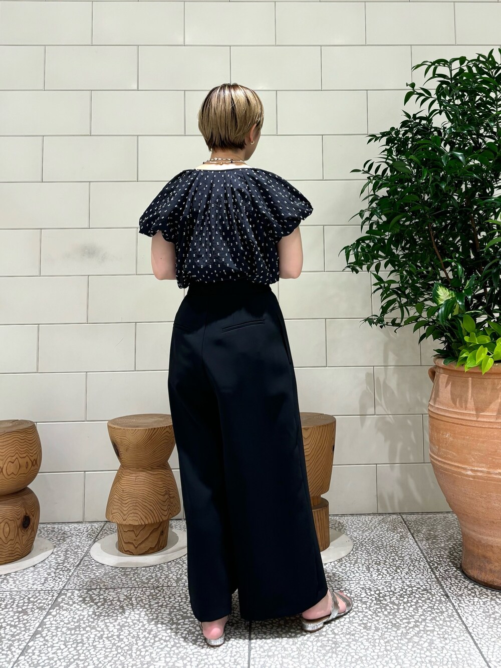 「きれいめカジュアル、夏コーデ、お出かけコーデ、オトナカジュアル」｜「URBAN RESEARCH ROSSO WOMENのバルーンスリーブブラウス（シャツ/ブラウス、ブラック系）」を使った、MINAMIさん（レディース・158cm）の夏コーディネートの3枚目の写真