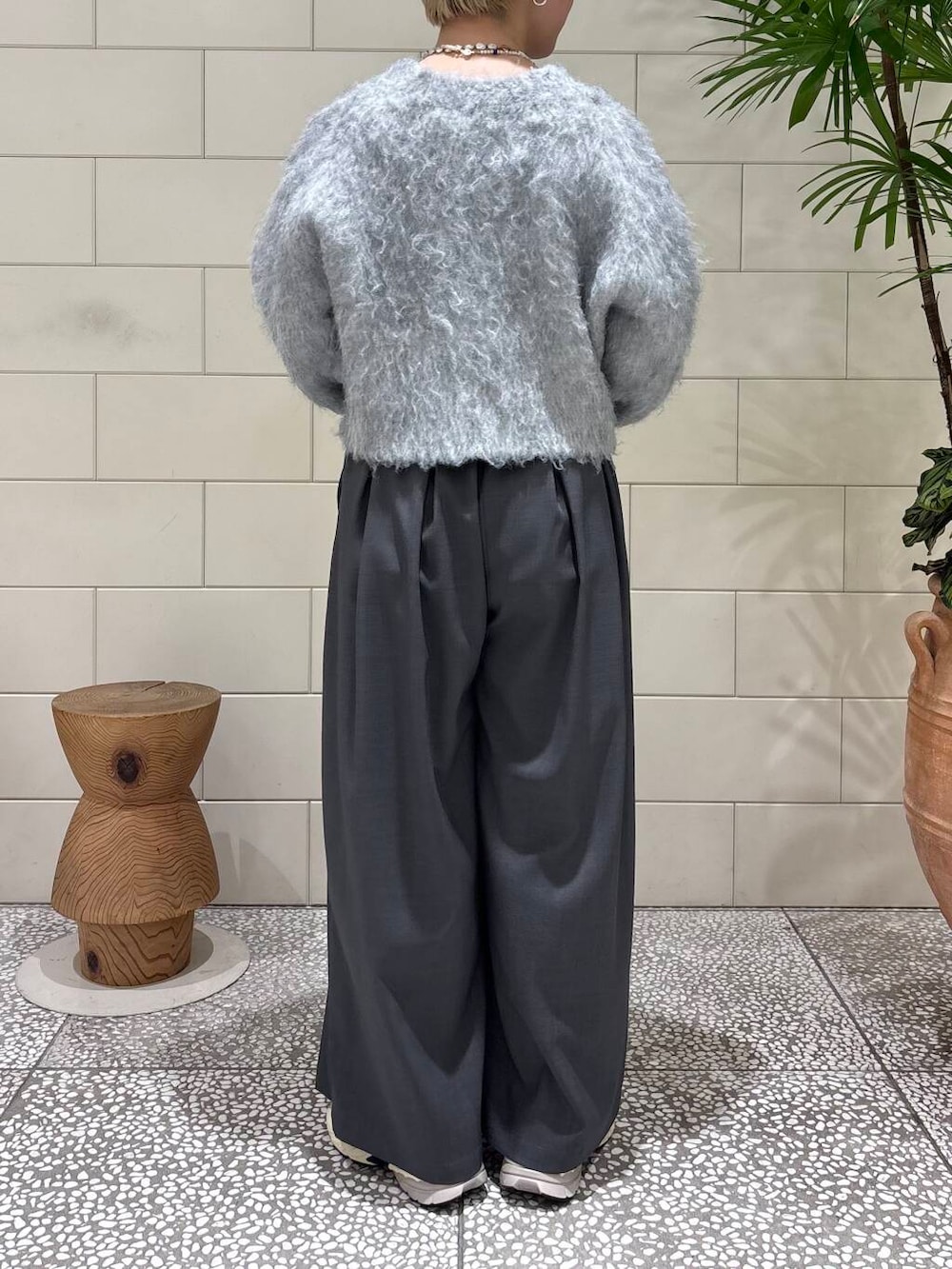 グレー系のその他パンツ、グレー系のカーディガン/ボレロ、ホワイト系のスニーカーを着用したレディースの冬コーディネートの3枚目の写真