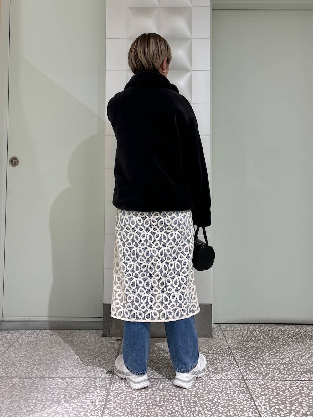 「アウター、URBANRESEARCH、エコファー、newarrival、レイヤードコーデ、ブルベ夏、骨格ウェーブ、ウェーブ×ブルベ夏、ウェーブ×カジュアル、ウェーブ×着やせ、私の推し新作アイテム」｜「URBAN RESEARCHのストレートフィットデニムパンツ（デニムパンツ、ブルー系）」を使った、MINAMIさん（レディース・158cm）の夏コーディネートの3枚目の写真