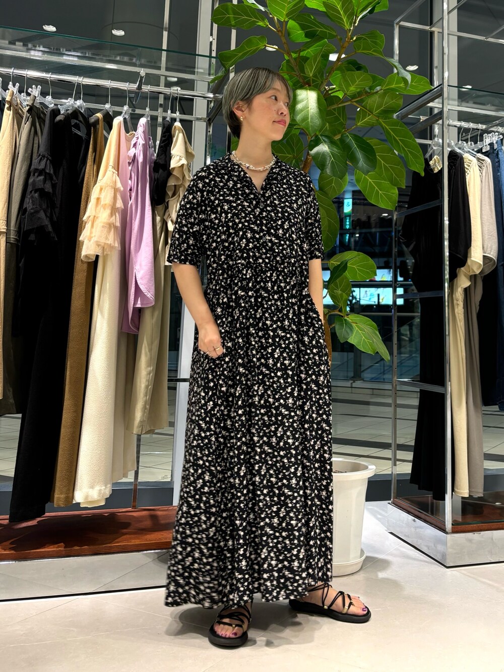 「きれいめカジュアル、シンプルスタイル、休日スタイル、ワンピース、夏、花柄ワンピース」｜「かぐれの『2サイズ展開』スモールフラワープリントワンピース（ワンピース、ブラック系）」を使った、MINAMIさん（レディース・158cm）の夏コーディネートの2枚目の写真
