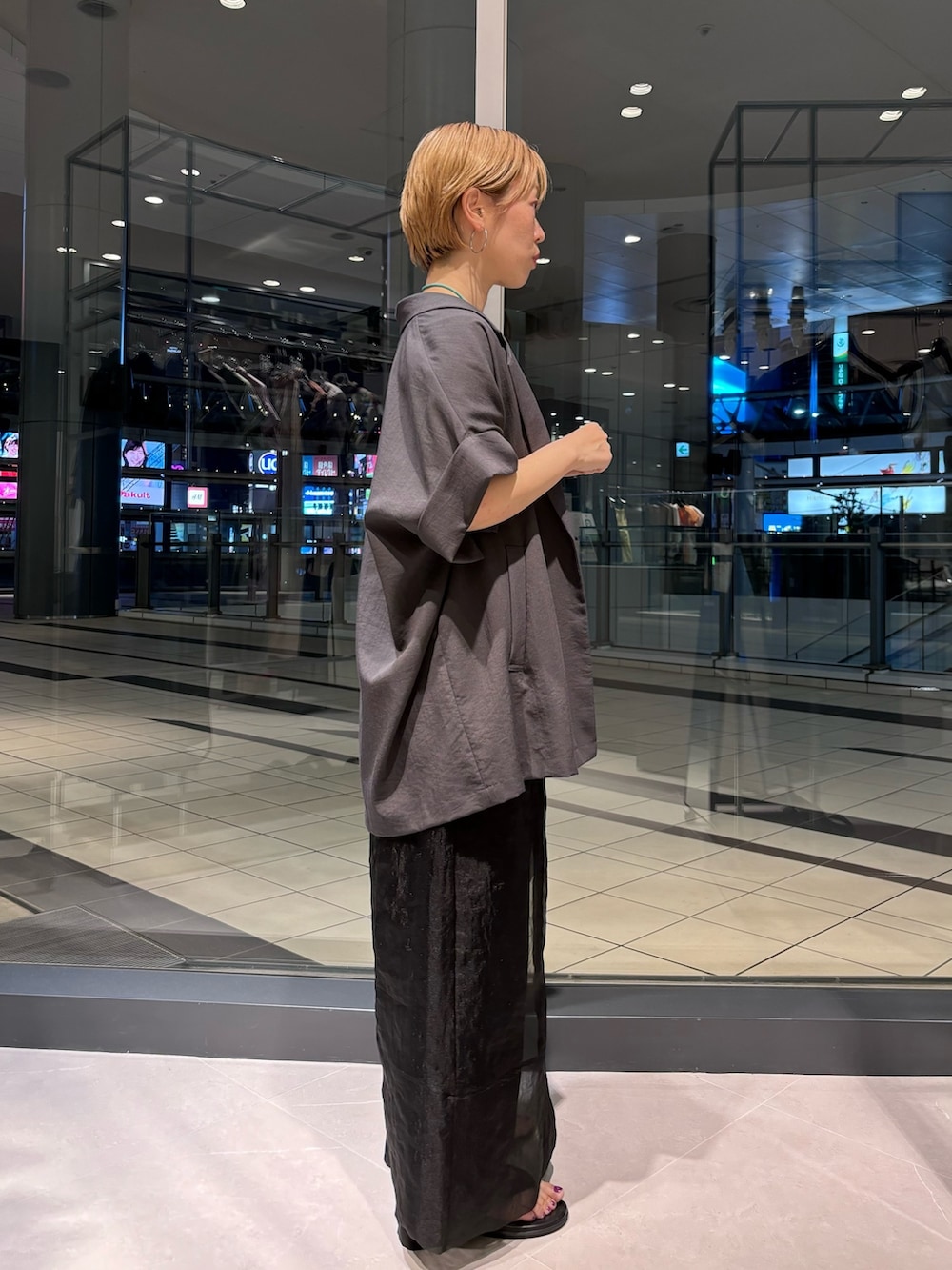 「モード、韓国ファッション、きれいめカジュアル、モノトーン、デートコーデ、骨格ウェーブ」｜「URBAN RESEARCHのハーフスリーブジャケット（テーラードジャケット、グレー系）」を使った、MINAMIさん（レディース・158cm）の春コーディネートの2枚目の写真