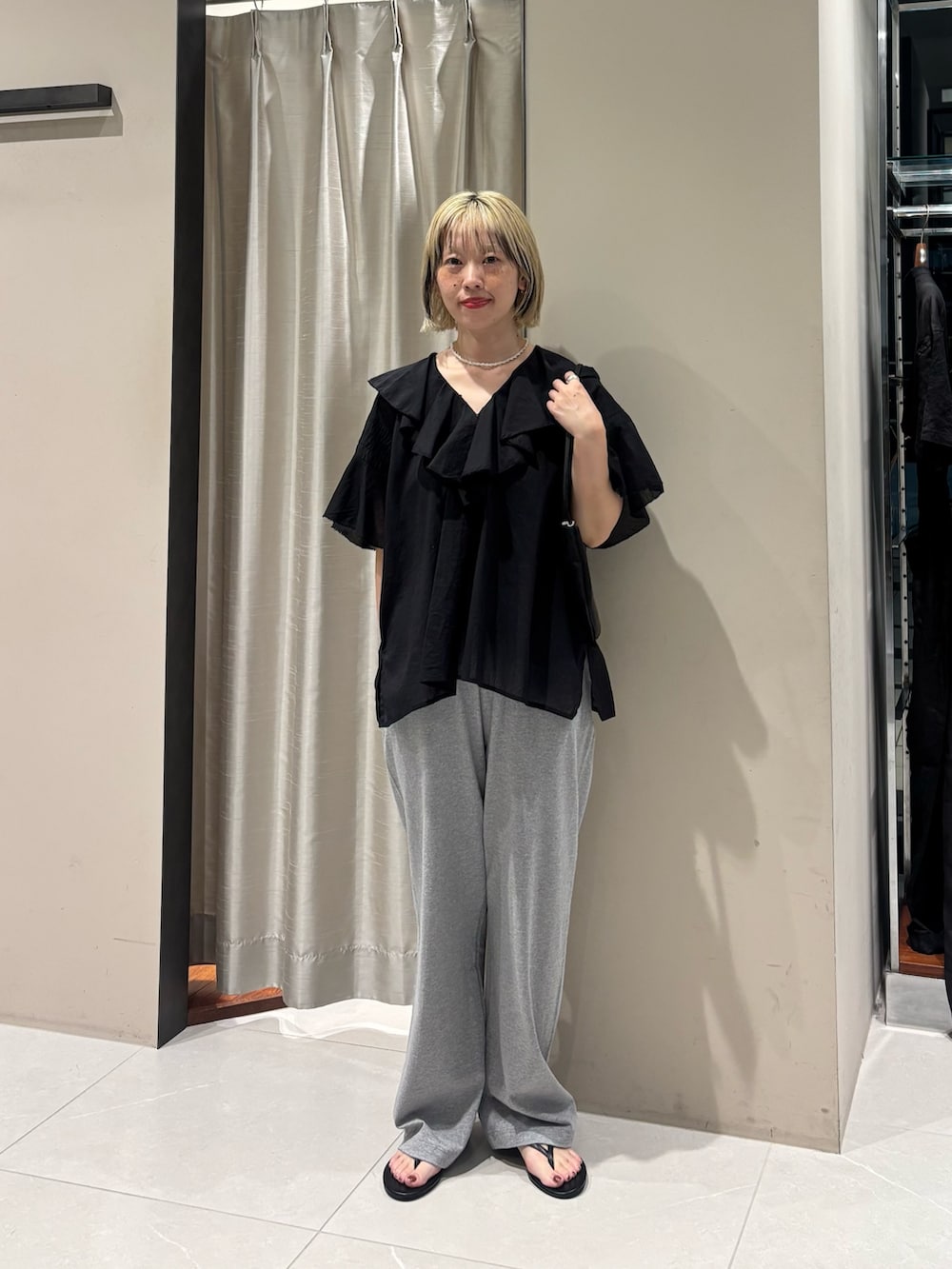 ブラック系のシャツ/ブラウス、グレー系のその他パンツ、ブラック系のサンダルを着用したレディースの夏コーディネートの4枚目の写真