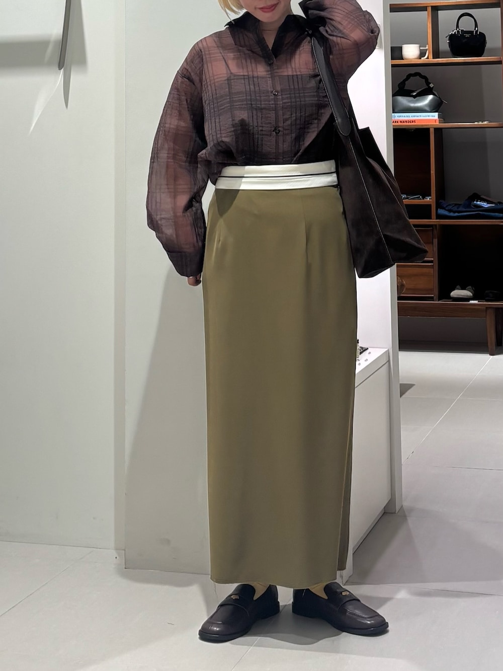 「チェック、ブラウン、秋服準備はじめました、シャツスタイル、きれいめカジュアル、シアートップス、シンプルコーデ、ロングスカート、小物で作る初秋コーデ、季節の変わり目羽織コーデ、大人コーデ、シンプル、秋のコーデ、今日のコーデ、秋色」｜「URBAN RESEARCHのシアーチェックオーバーシャツ（シャツ/ブラウス、ブラウン系）」を使った、MINAMIさん（レディース・158cm）の秋コーディネートの4枚目の写真