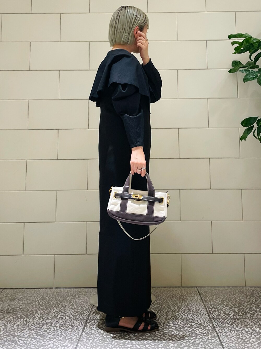 ブラック系のシャツ/ブラウス、ブラック系のワンピース、ブラウン系のトートバッグを着用したレディースの夏コーディネートの2枚目の写真