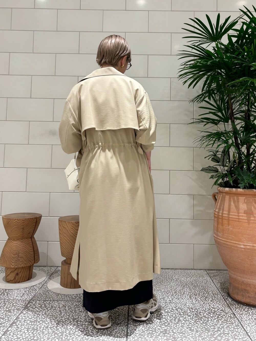 「春のおしゃ見えテクニック、春服みてみて、お出かけコーデ、シンプルコーデ、春アウター、大人カジュアル、春色、休日スタイル」|「URBAN RESEARCHの『一部WEB限定カラー』ドロストトレンチコート(トレンチコート、ベージュ系)」を使った、MINAMIさん(レディース・158cm)の春コーディネートの4枚目の写真
