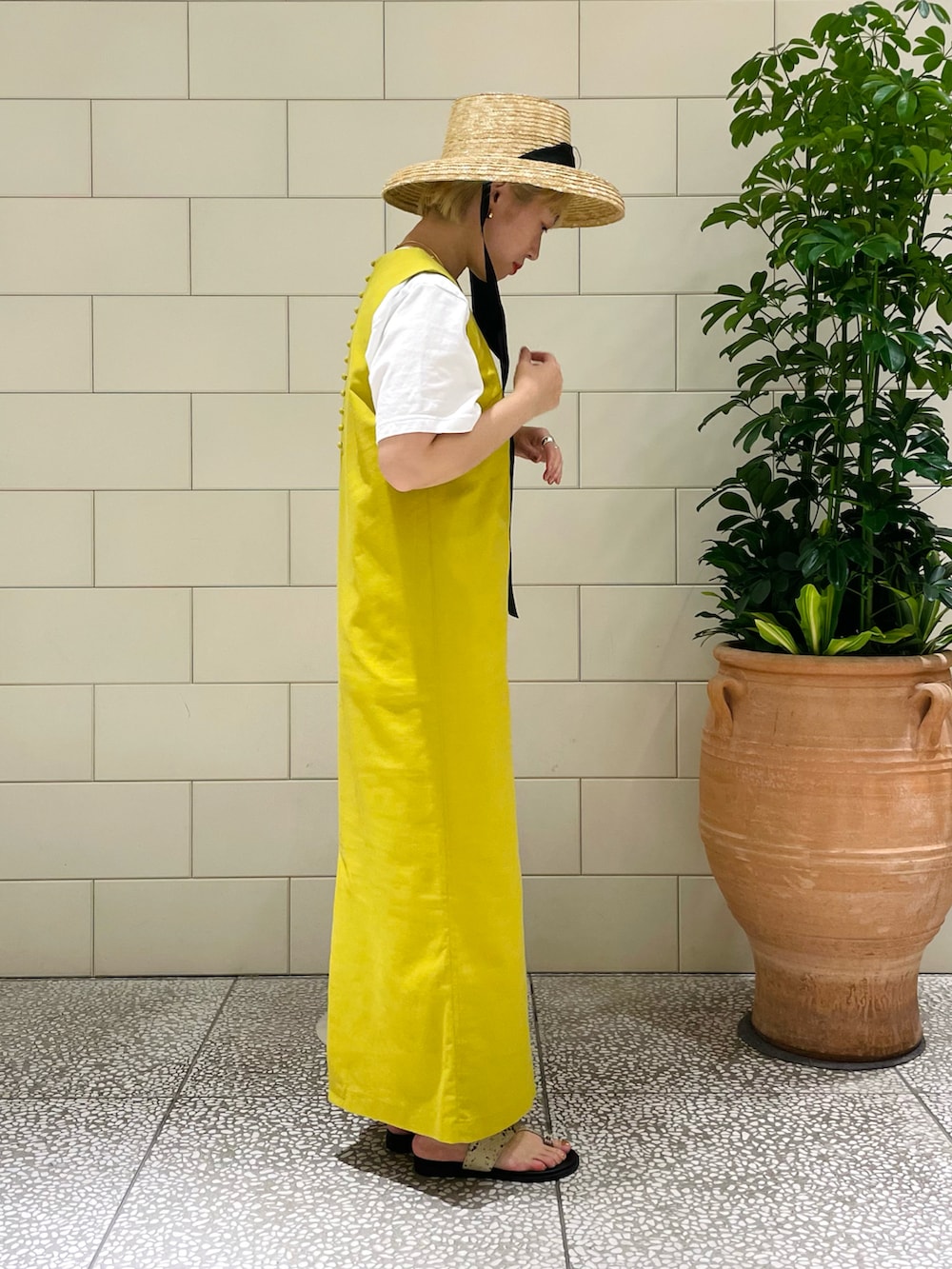 「春夏コーデ、休日スタイル、大人コーデ、レイヤードスタイル、イエロー、ハット、サンダル、パイソン柄」｜「URBAN RESEARCHのSTRAW RIBBON HAT（ハット、ベージュ系）」を使った、MINAMIさん（レディース・158cm）の春コーディネートの2枚目の写真