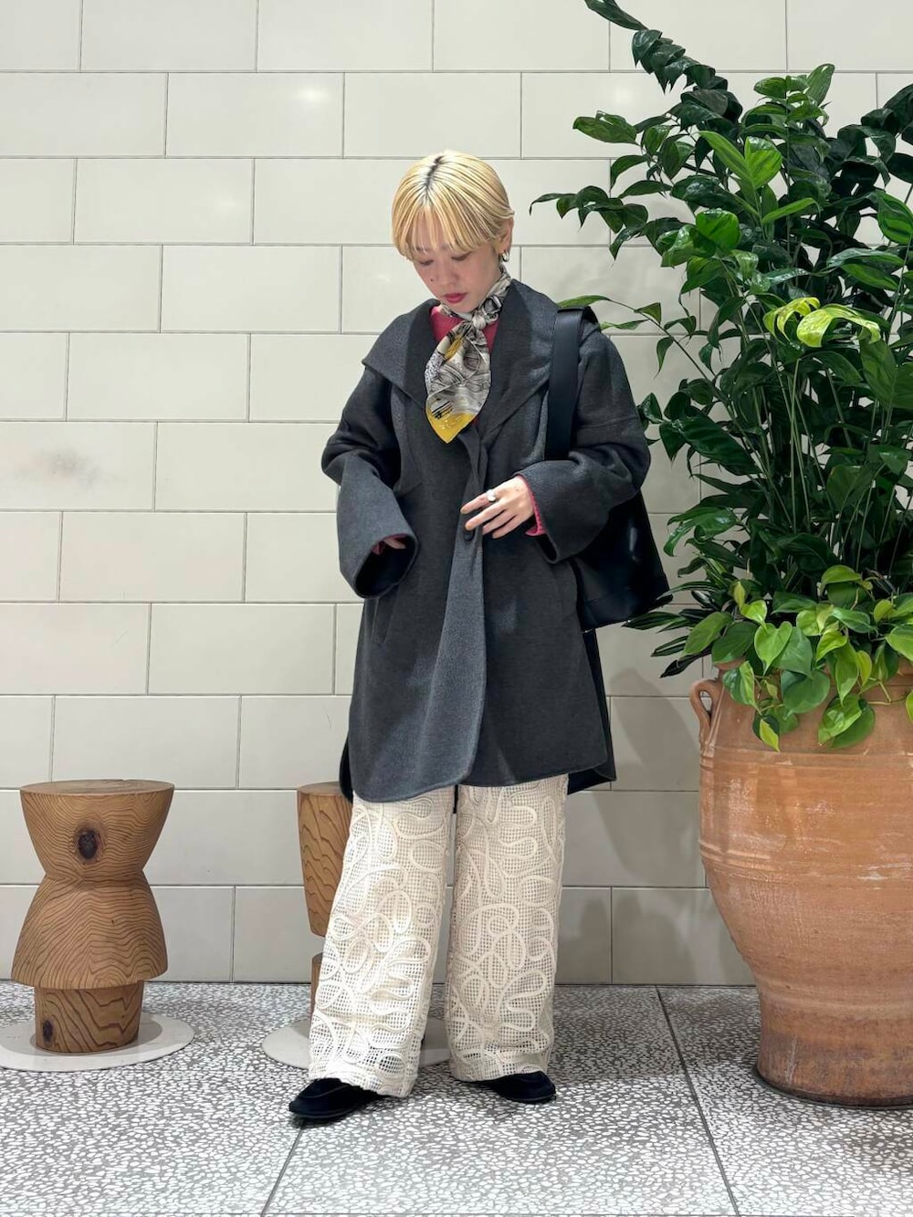 グレー系のその他アウター、ピンク系のニット/セーター、ホワイト系のその他パンツを着用したレディースの秋コーディネートの2枚目の写真