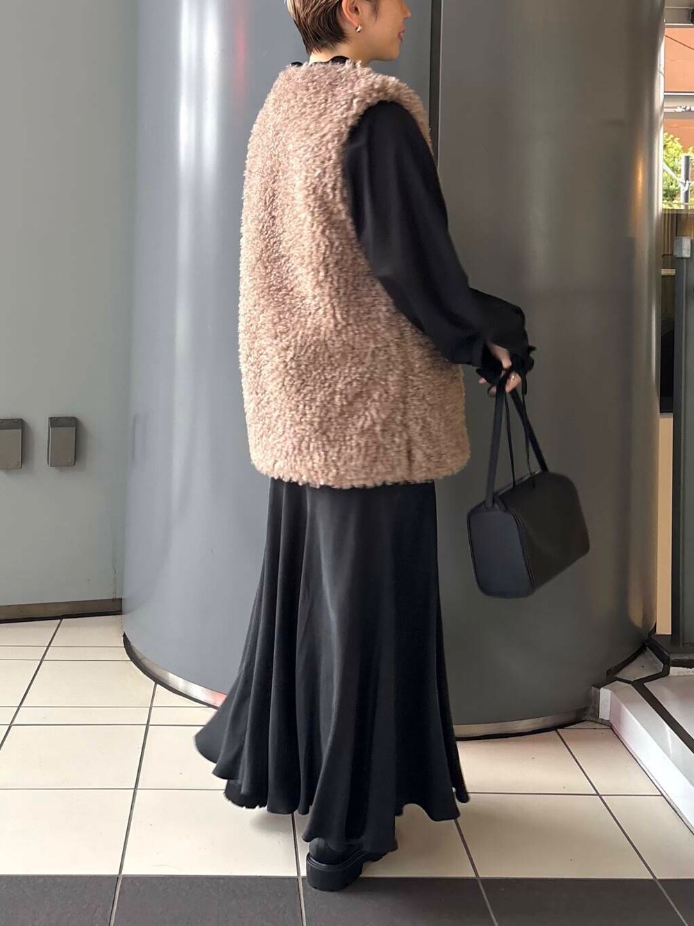 「デートコーデ、URBANRESEARCH、newarrival、リボン、ブルベ夏、骨格ウェーブ、秋のお出かけコーデ、ウェーブ×ブルベ夏、ウェーブ×カジュアル、ウェーブ×着やせ、私の推し新作アイテム、初秋の羽織りものコーデ」|「URBAN RESEARCHの『MADE IN JAPAN』キュプラフィブリルフレアスカート(スカート、グレー系)」を使った、MINAMIさん(レディース・158cm)の秋コーディネートの4枚目の写真
