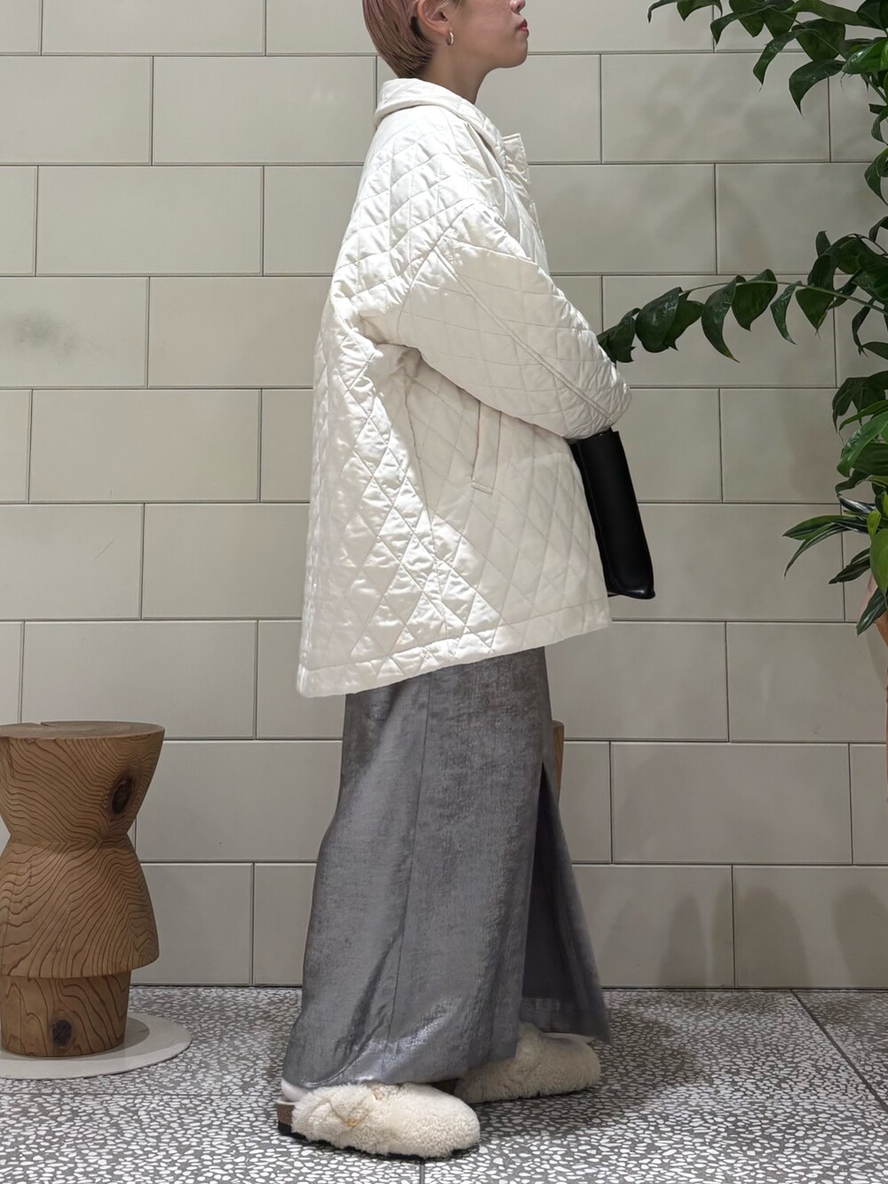 「ホワイトコーデ、クリスマスに着たい服、冬アウター、ニット、ロングスカート、きれいめカジュアル」|「URBAN RESEARCHのキルティングテントコート(ダウンジャケット/コート、ホワイト系)」を使った、MINAMIさん(レディース・158cm)の冬コーディネートの2枚目の写真