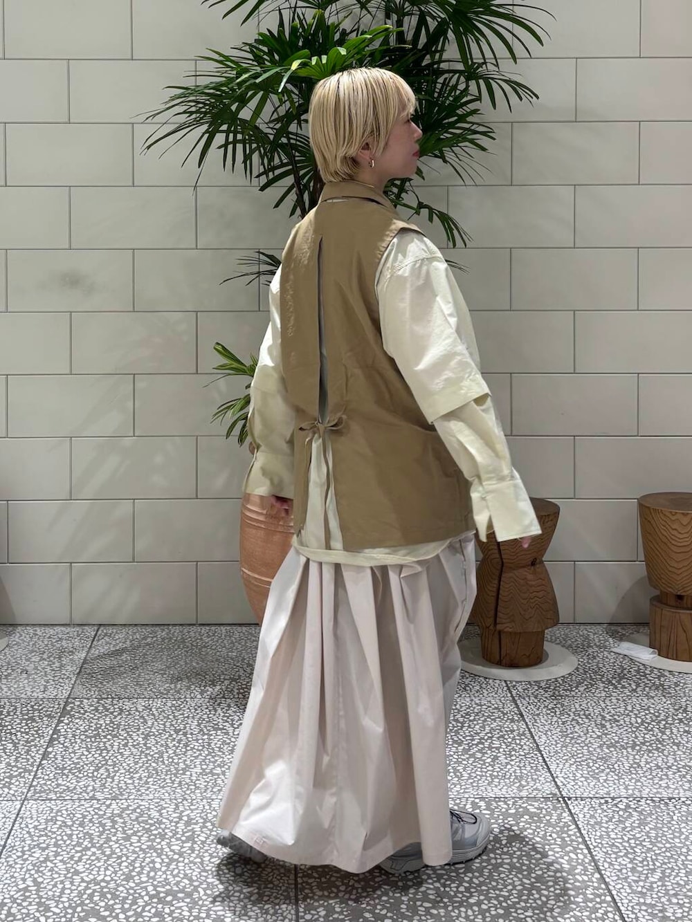 イエロー系のシャツ/ブラウス、ホワイト系のスカート、イエロー系のその他アウターを着用したレディースの冬コーディネートの3枚目の写真