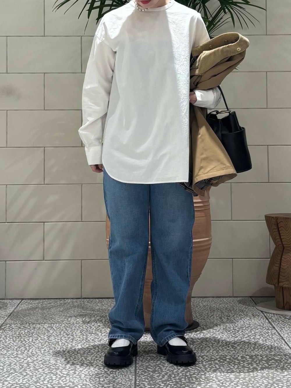 「大人カジュアル、春アウター、newarrival、骨格ウェーブ、今日のコーデ、パンツコーデ、春服みてみて、outfit、Barbour、春、春コーデ、デニム、デニムコーデ」｜「Barbourの『別注』Barbour / URBAN RESEARCH　TRANSPORT（その他アウター、ベージュ系）」を使った、MINAMIさん（レディース・158cm）の冬コーディネートの2枚目の写真