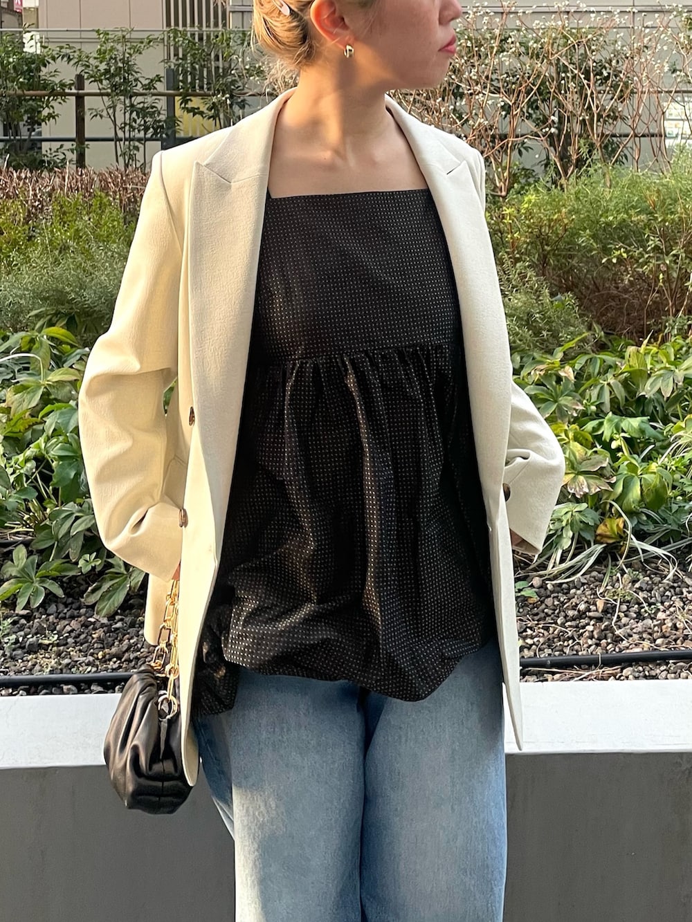 ホワイト系のその他アウター、ブラウン系のシャツ/ブラウス、ブルー系のデニムパンツを着用したレディースの冬コーディネートの3枚目の写真