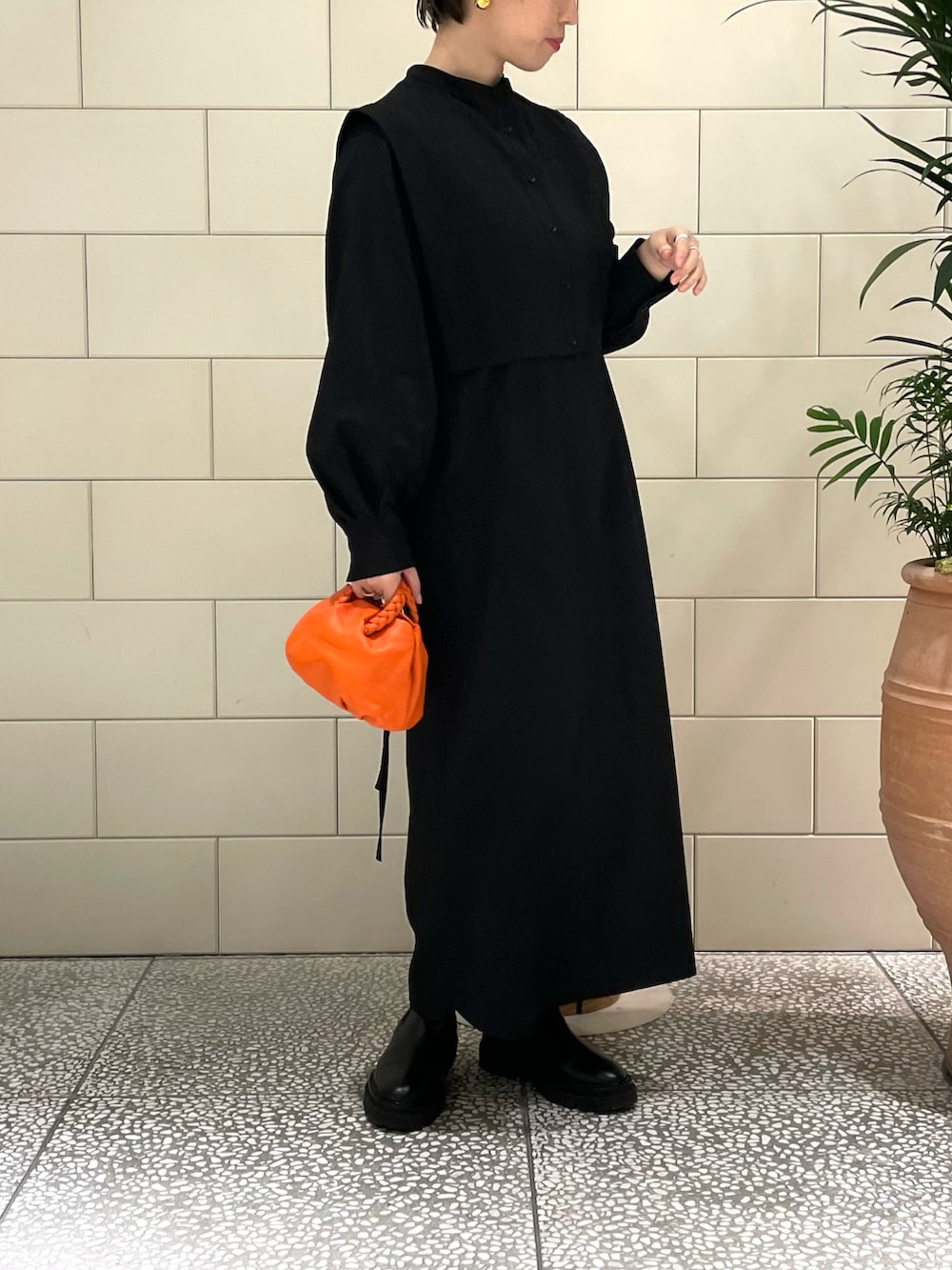 「大人カジュアル、シンプル、ワンピース、ブラック、レイヤードスタイル、フォーマル、ワントーンコーデ、オレンジ、ミニバッグ」｜「HEREUのアイテム（バッグ、オレンジ系）」を使った、MINAMIさん（レディース・158cm）の冬コーディネートの2枚目の写真