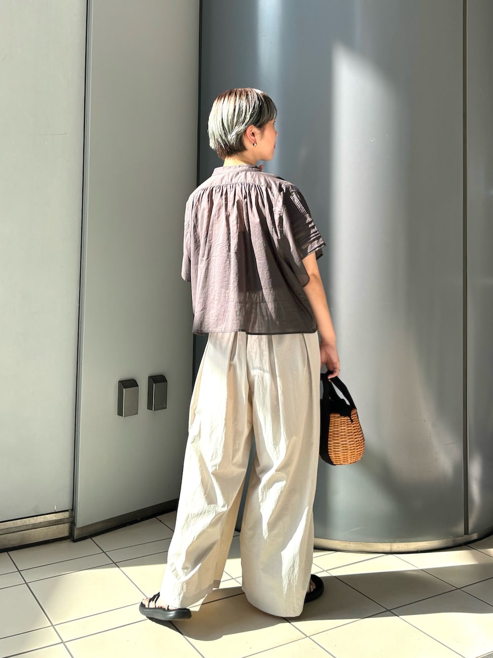 「休日スタイル、きれいめカジュアル、オトナカジュアル、スポーツミックス」｜「URBAN RESEARCHのハーフスリーブショートフレアシャツ（シャツ/ブラウス、グレー系）」を使った、MINAMIさん（レディース・158cm）の夏コーディネートの3枚目の写真