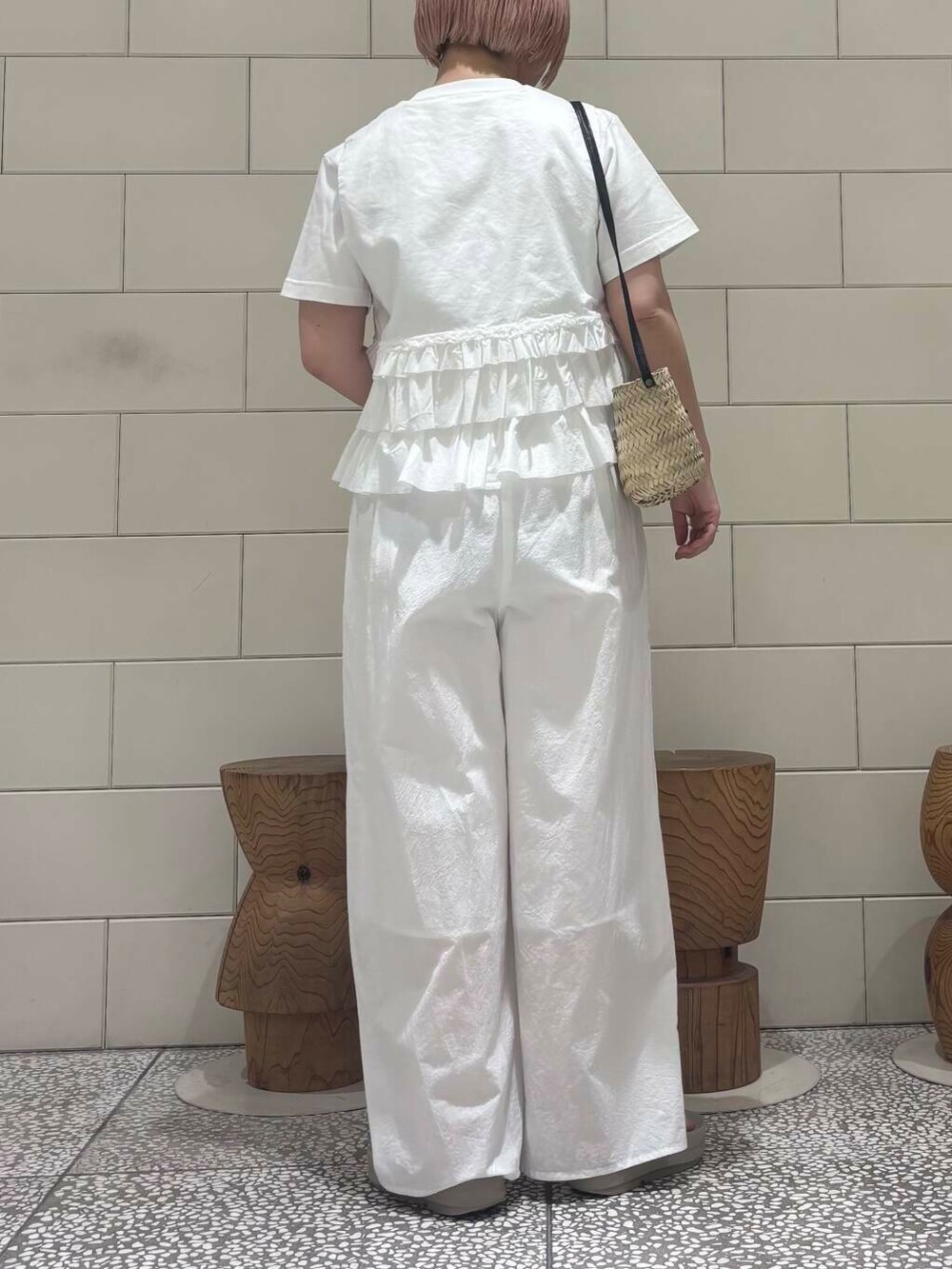 ベージュ系のサンダル、ホワイト系のシャツ/ブラウス、ホワイト系のその他パンツを着用したレディースの夏コーディネートの3枚目の写真