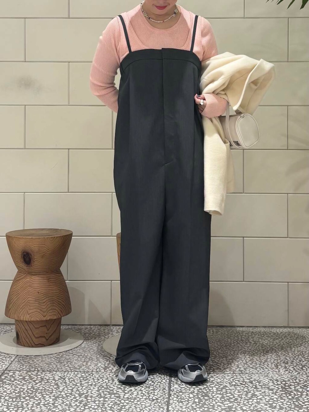 ホワイト系のボストンバッグ、ホワイト系のその他アウター、グレー系のサロペット/オーバーオールを着用したレディースの冬コーディネートの2枚目の写真