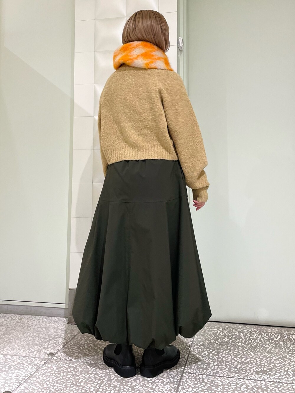 「韓国ファッション、新星WEARISTAにエントリー、チェック、休日スタイル、マフラーぐるぐる、ニット、マイベストコーデ2023、マフラー、きれいめカジュアル」｜「MANTAS EZCARAYのMANTAS EZCARAY　PATA DE GALLO STOLE（マフラー、オレンジ系）」を使った、MINAMIさん（レディース・158cm）の冬コーディネートの3枚目の写真