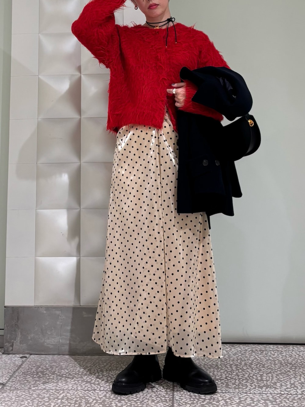 「クリスマスに着たい服、冬コーデ、マイベストコーデ2024、ロングスカート、きれいめカジュアル」｜「URBAN RESEARCHのスーパー100メルトンPコート（ピーコート、ブルー系）」を使った、MINAMIさん（レディース・158cm）の冬コーディネートの3枚目の写真
