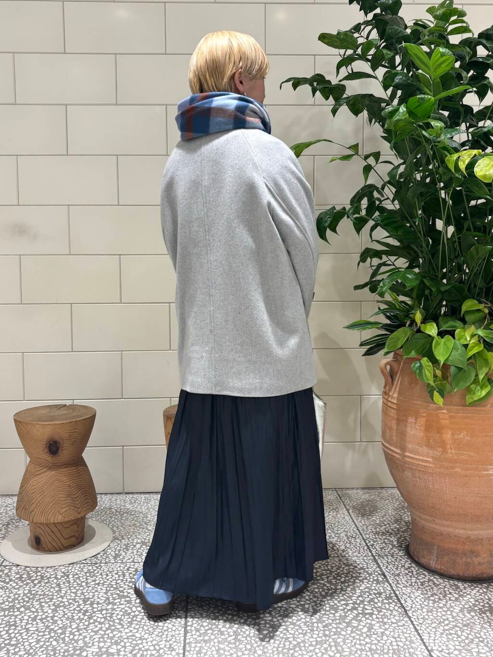 「デートコーデ、URBANRESEARCH、newarrival、ブルベ夏、寒い、骨格ウェーブ、ウェーブ×ブルベ夏、秋から冬へスイッチコーデ、私の推し新作アイテム、ベーシックアイテムで作る最旬コーデ、最旬アウターコーデ」|「URBAN RESEARCHのラメ裏毛スウェット(スウェット、ホワイト系)」を使った、MINAMIさん(レディース・158cm)の秋コーディネートの4枚目の写真