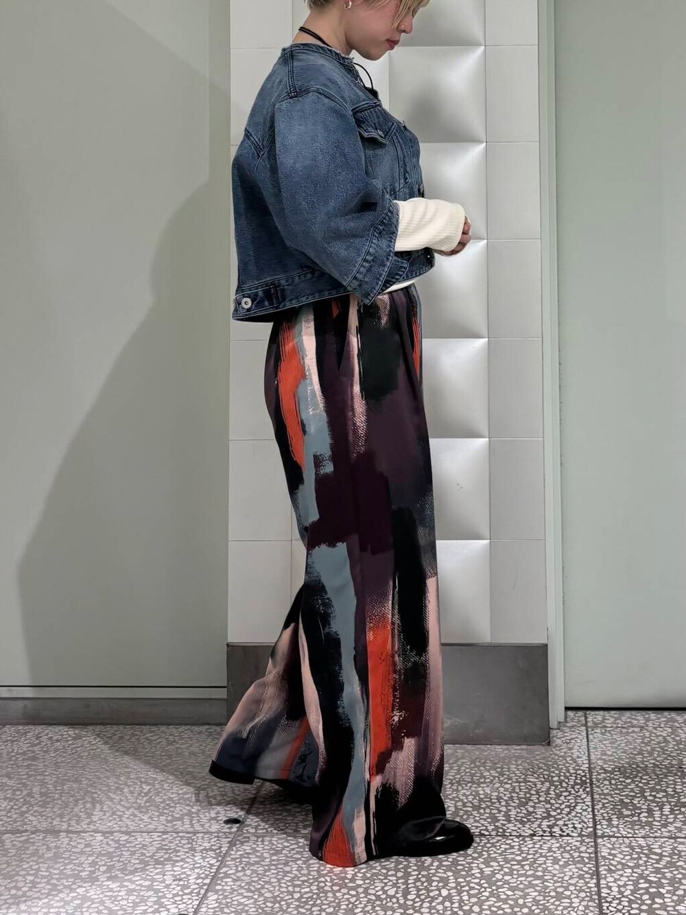 ピンク系のその他パンツ、ホワイト系のTシャツ/カットソー、ブルー系のデニムジャケットを着用したレディースの冬コーディネートの2枚目の写真