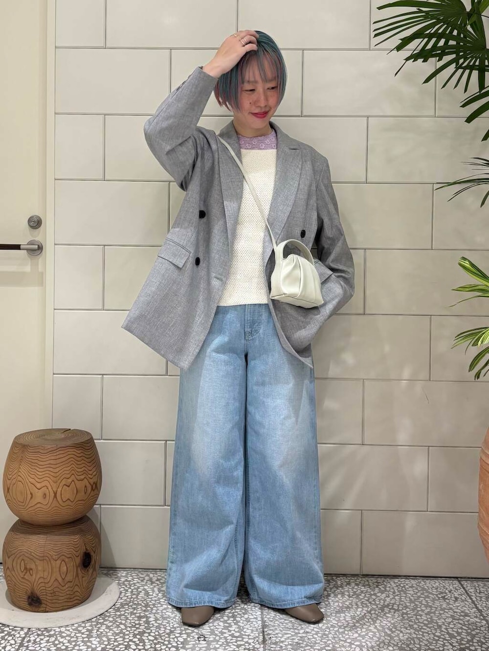 「lee、大人カジュアル、デニム、ワイドパンツ、きれいめカジュアル、URBANRESEARCH、レース、春色、newarrival、休日スタイル、骨格ウェーブ、ウェーブ×ブルベ夏、春アウターコーデ、私のイチ推しブランド、過ごしやすい」|「Leeの『別注』Lee101×URBAN RESEARCH BAGGYPANTS(デニムパンツ、ブルー系)」を使った、MINAMIさん(レディース・158cm)の春コーディネートの2枚目の写真