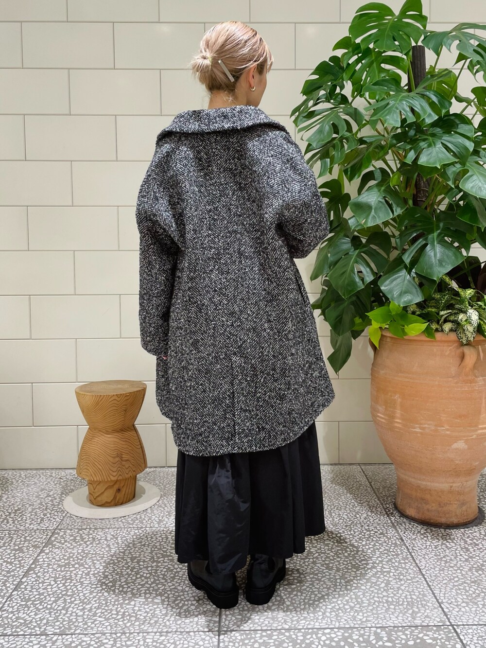 「ファッションを楽しもう、お出かけコーデ、レザー、コート、きれいめカジュアル、ニット、冬コーデ、ブーツ、オトナカジュアル」｜「URBAN RESEARCHのループヘリンボーンバルカラーコート（その他アウター、ブラック系）」を使った、MINAMIさん（レディース・158cm）の秋コーディネートの3枚目の写真