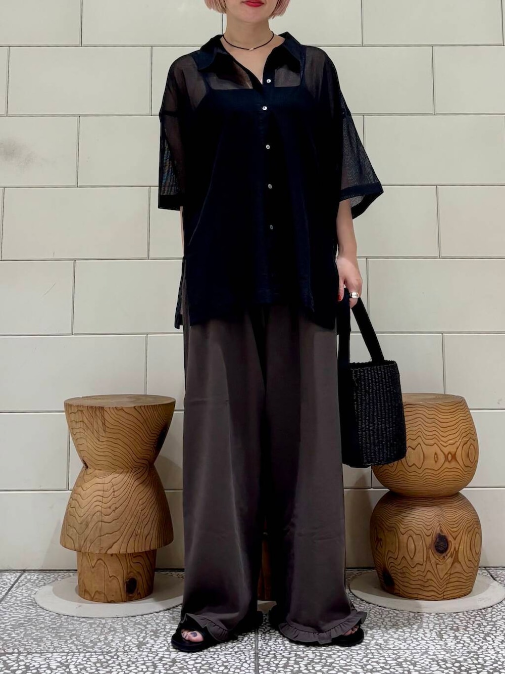 「大人カジュアル、モノトーン、きれいめカジュアル、URBANRESEARCH、シンプルコーデ、サンダル、newarrival、休日スタイル、サンダルコーデ、旅行コーデ、骨格ウェーブ、ウェーブ×ブルベ夏、トレンドシアーアイテム、着回し力抜群シャツ」|「URBAN RESEARCHのff by decor urban research Stone choker(ネックレス、ブラック系)」を使った、MINAMIさん(レディース・158cm)の夏コーディネートの2枚目の写真