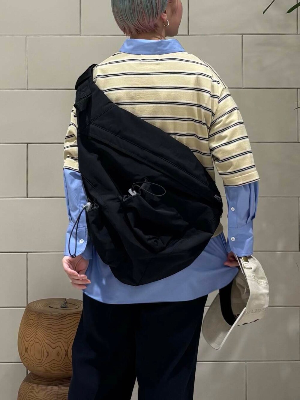 ブラック系のその他パンツ、ブルー系のシャツ/ブラウス、ブラック系のバックパック/リュックを着用したレディースの春コーディネートの4枚目の写真